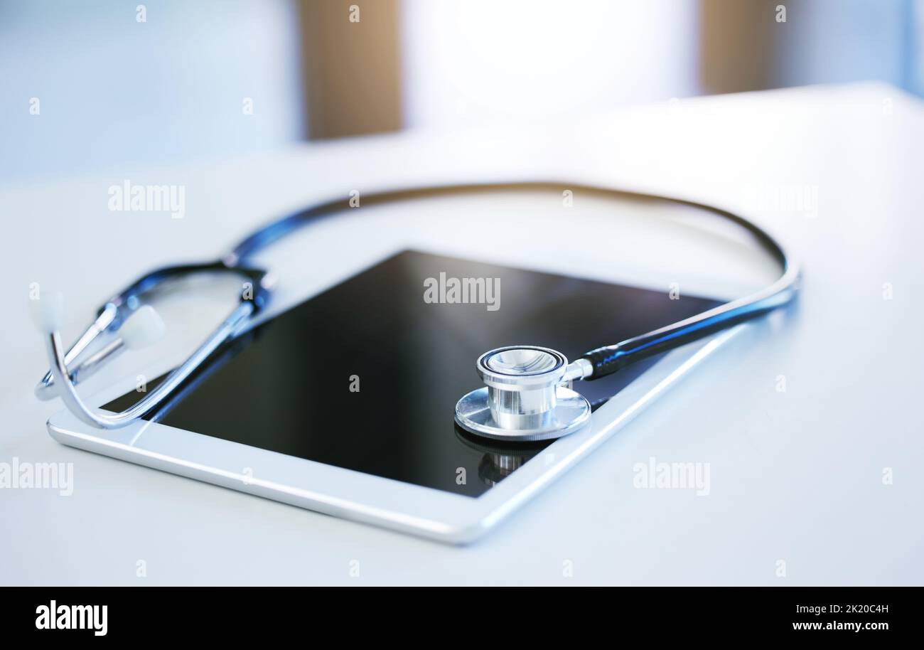 Consulenza per applicazioni mediche online, tecnologia tablet e stetoscopio nel servizio di accesso sanitario ux. Innovazione digitale, accesso al medico e a. Foto Stock