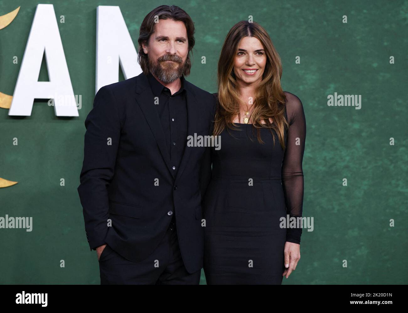 Il cast Christian Bale con la moglie sibi Blazic partecipa alla prima europea del film 'Amsterdam', a Londra, Gran Bretagna 21 settembre 2022. REUTERS/Tom Nicholson Foto Stock