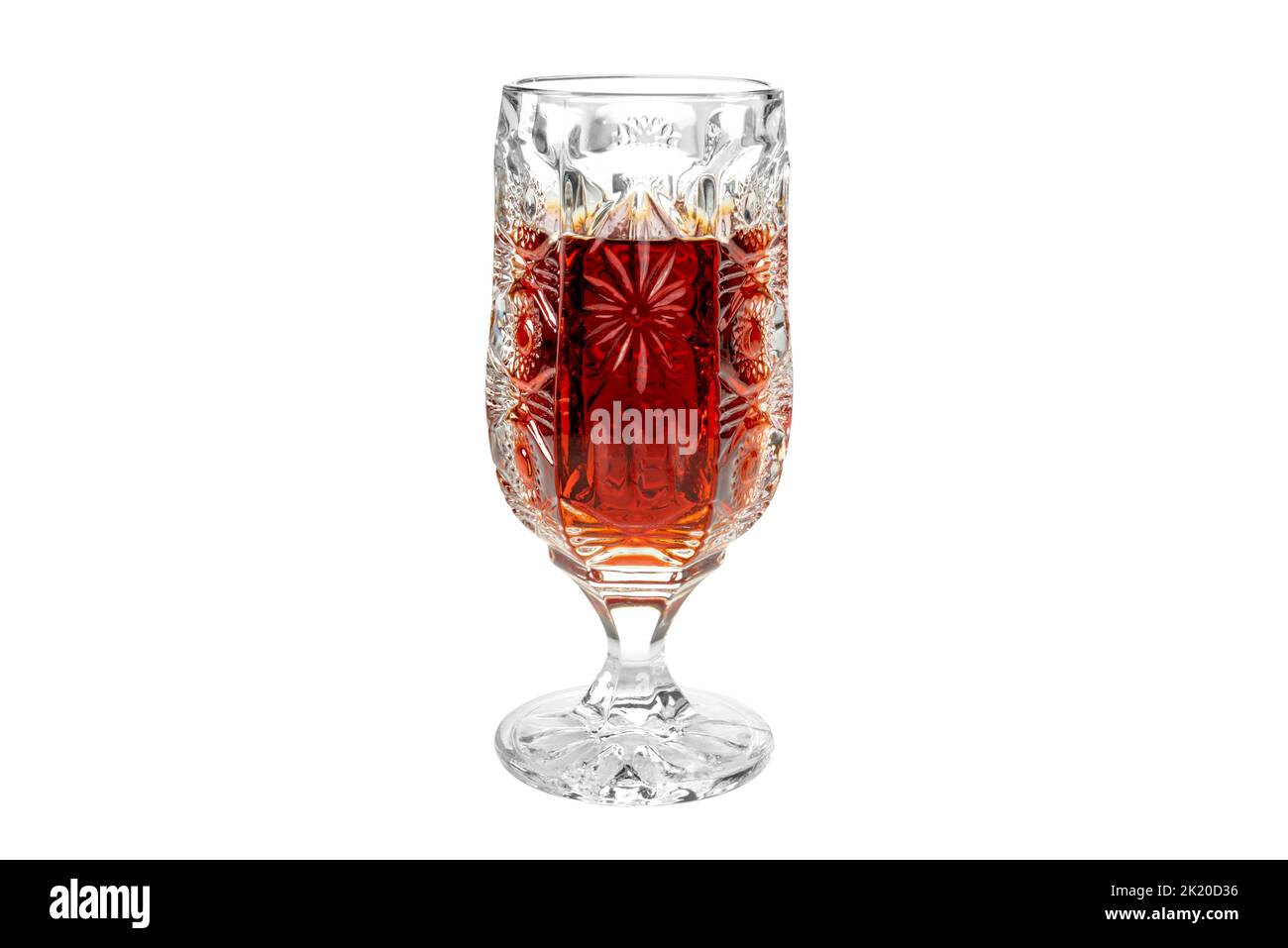 Vetro rubino vino dolce design retrò, vino Marsala in vetro calice decorato con incisioni isolate su bianco, percorso di ritaglio Foto Stock