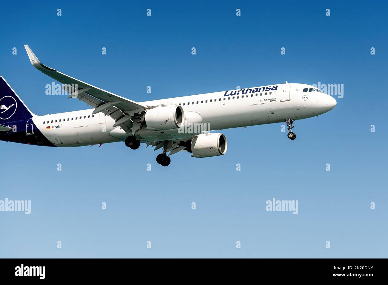 Larnaca, Cipro - 17 luglio 2022: Airbus A321-271NX delle compagnie Lufthansa che atterrano all'aeroporto Glafcos Clerides Foto Stock