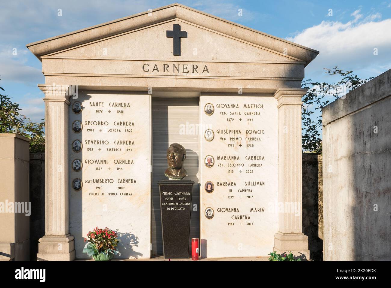 Sequals, Italia (19th settembre 2022) - la tomba del famoso pugile italiano primo Carnera (1906 - 1967) e della sua famiglia Foto Stock
