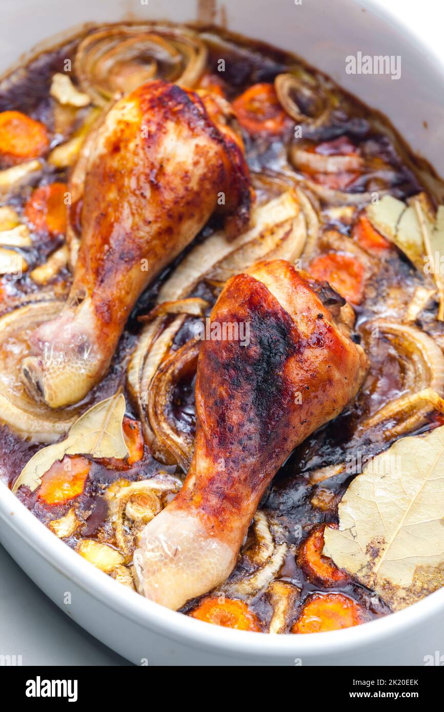 cosce di pollo cotte su cipolla cremosa Foto Stock