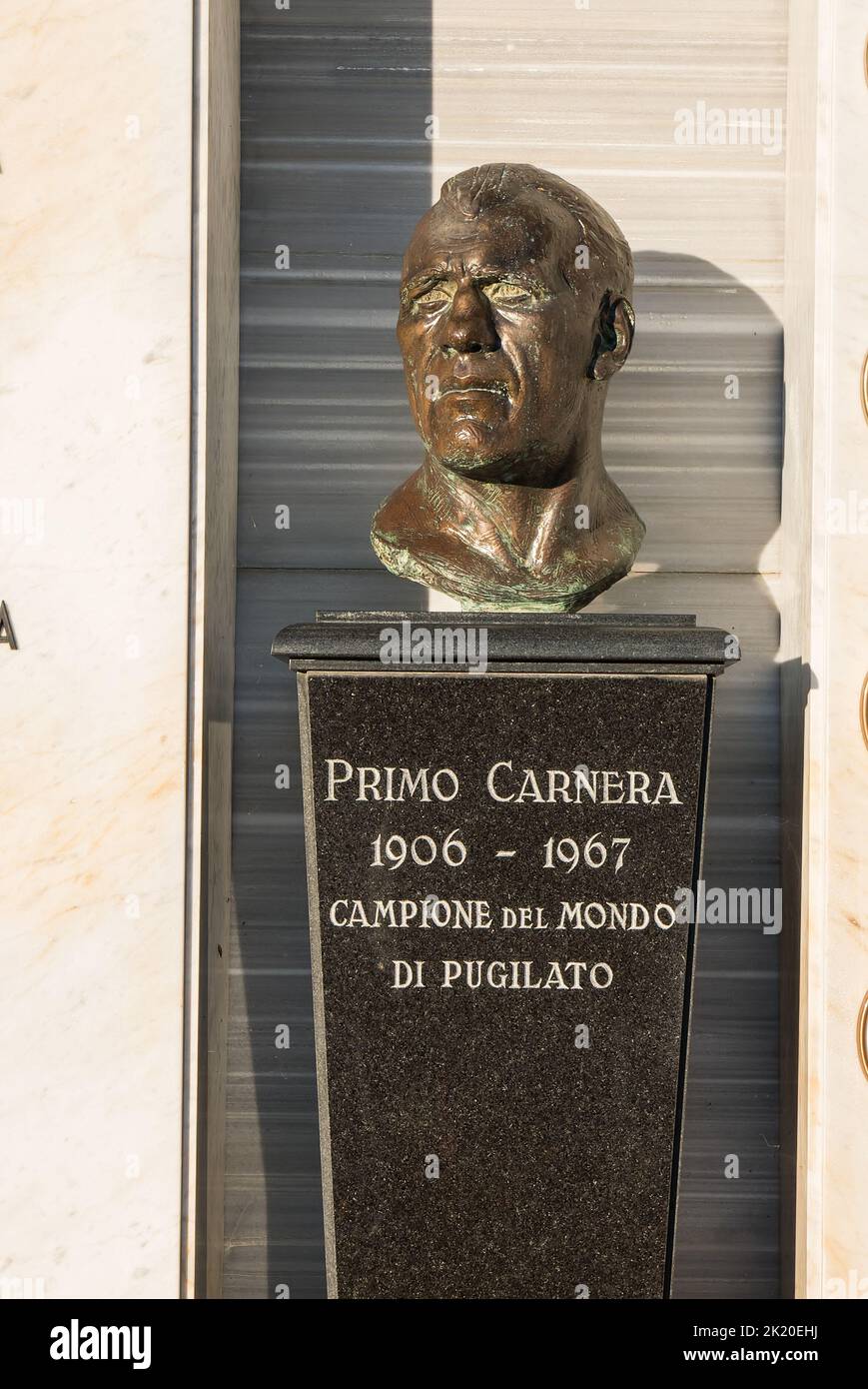 Sequals, Italy (18th settembre 2022) - la statua del popolare pugile italiano primo Carnera (1906 - 1967) che appartiene alla tomba della sua famiglia Foto Stock