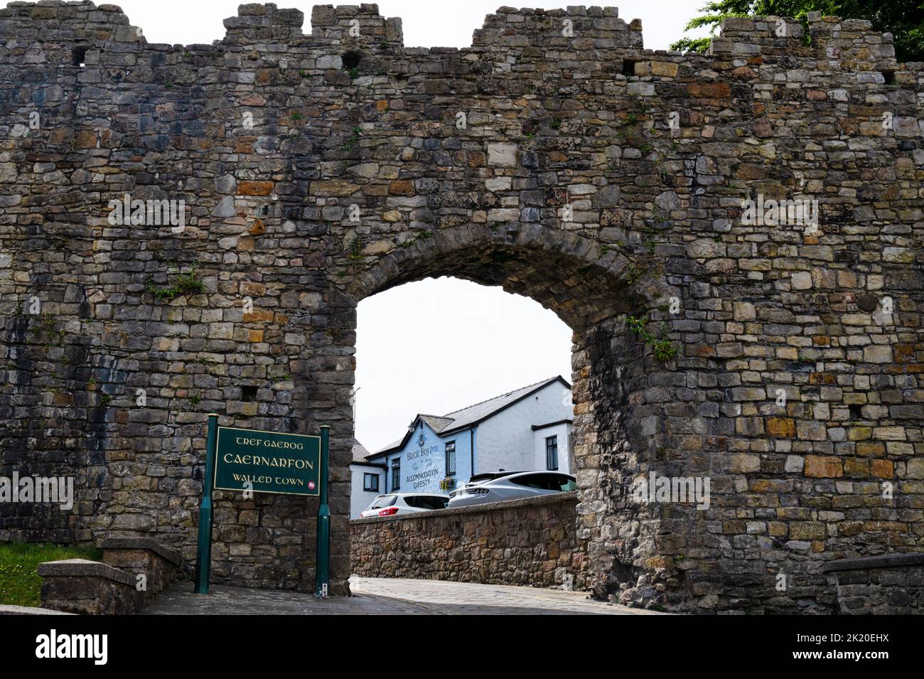 Caernarfon, Regno Unito - 11 luglio 2022: Questa è la porta della città sulle mura di Stryd Pedwar a Chwech Street a Caernarfon, nel Galles del Nord. Foto Stock