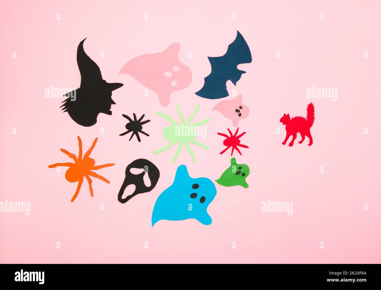 piccolo gatto pepe rosso spaventato di mostro per halloween, design creativo, carta artigianale, piatto Foto Stock