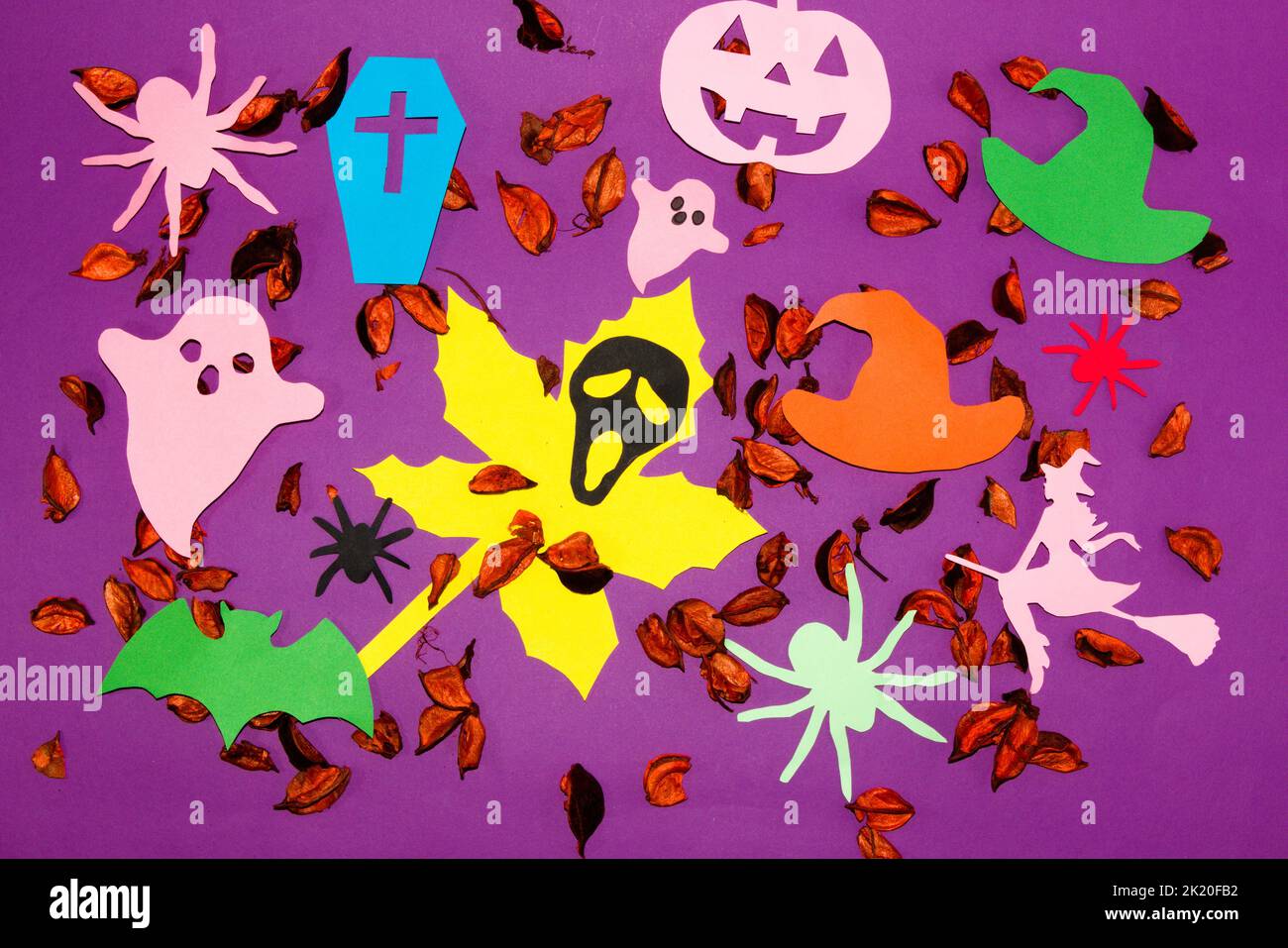 carta da parati viola creativa halloween, fantasmi e ragni su tutta la carta da parati, posa piatta, carta artigianale, autunno-halloween Foto Stock