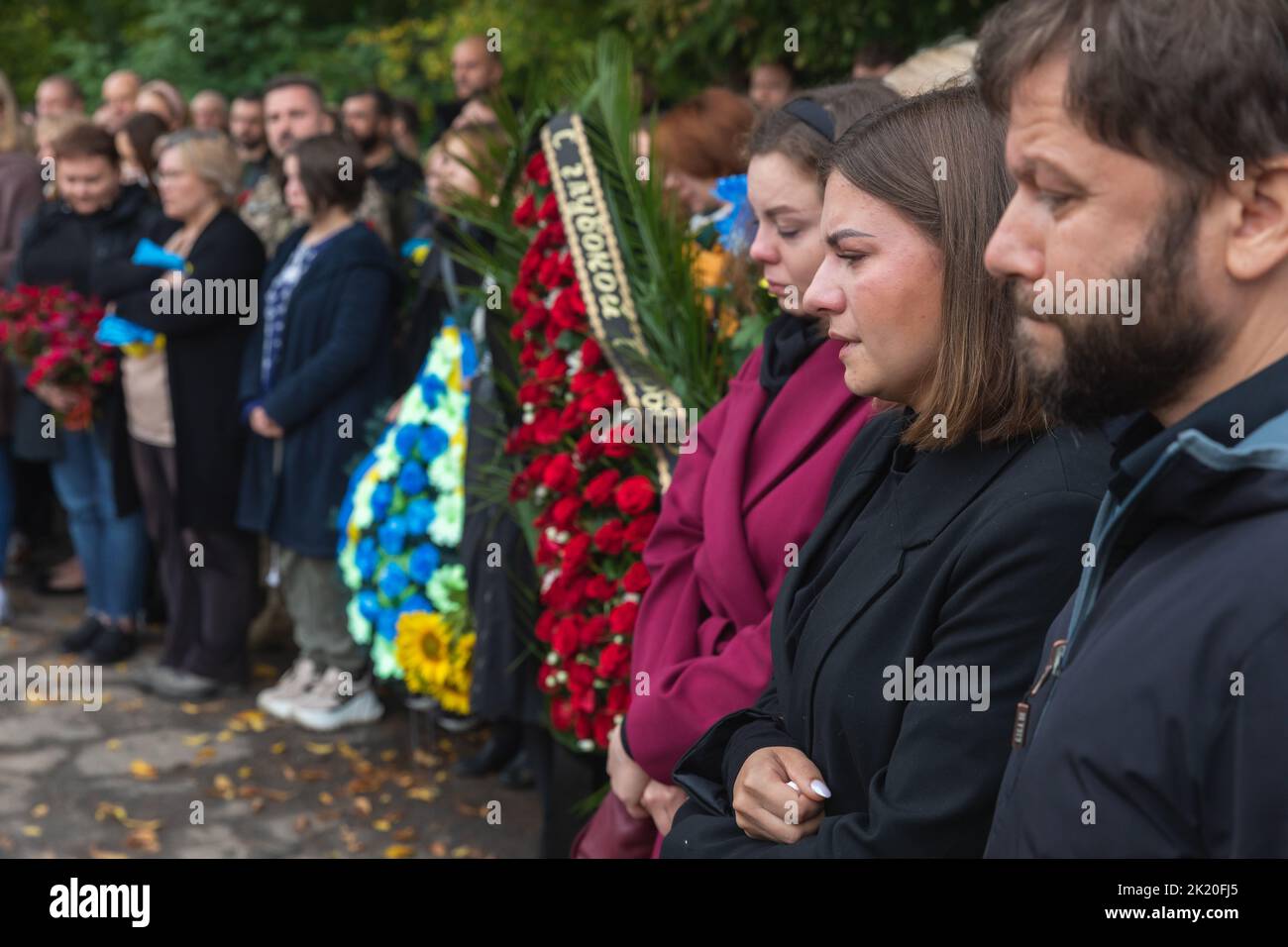 Kiev, Ucraina. 15th Set, 2022. I parenti più stretti dell'eroe deceduto piangono durante il funerale. Funerali del soldato ucraino Yurchenko Oleksii (1951 - 2022) che morì il 8th settembre durante l'operazione di liberazione della città di Balakliya, nella regione di Kharkiv. Prima dell'invasione, era un cameraman sul canale televisivo ucraino ''Priamyi' (Credit Image: © Mykhaylo Palinchak/SOPA Images via ZUMA Press Wire) Foto Stock