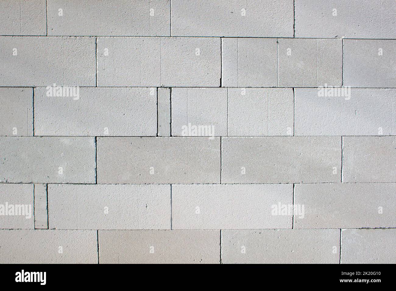 parete bianca in silicato di gas di mattoni spugnosi in costruzione Foto Stock