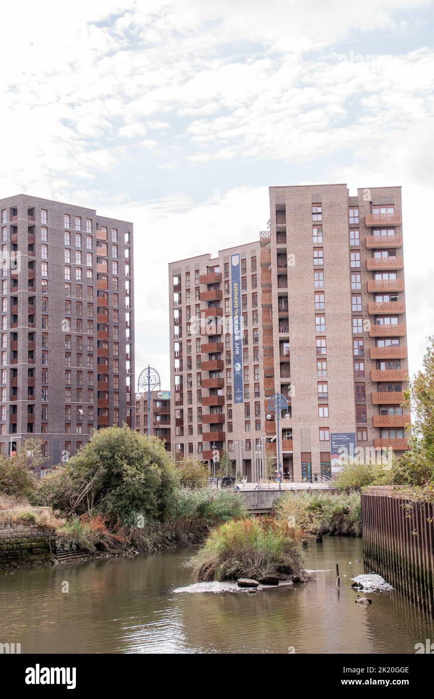 Nuovo complesso di appartamenti lungo il Roding Riverside a Barking, East London Foto Stock