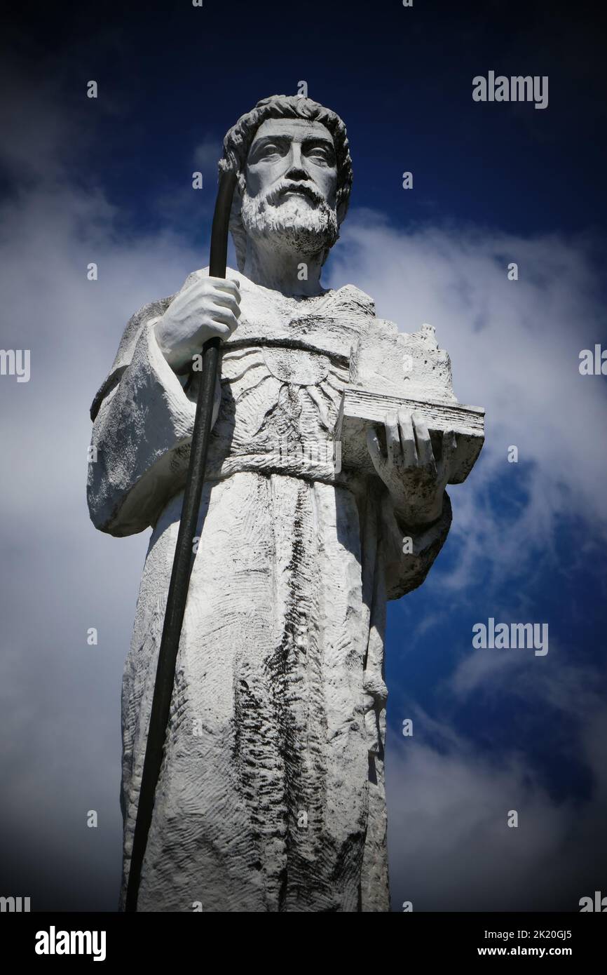 Statua molto grande contro un cielo blu nuvoloso Foto Stock