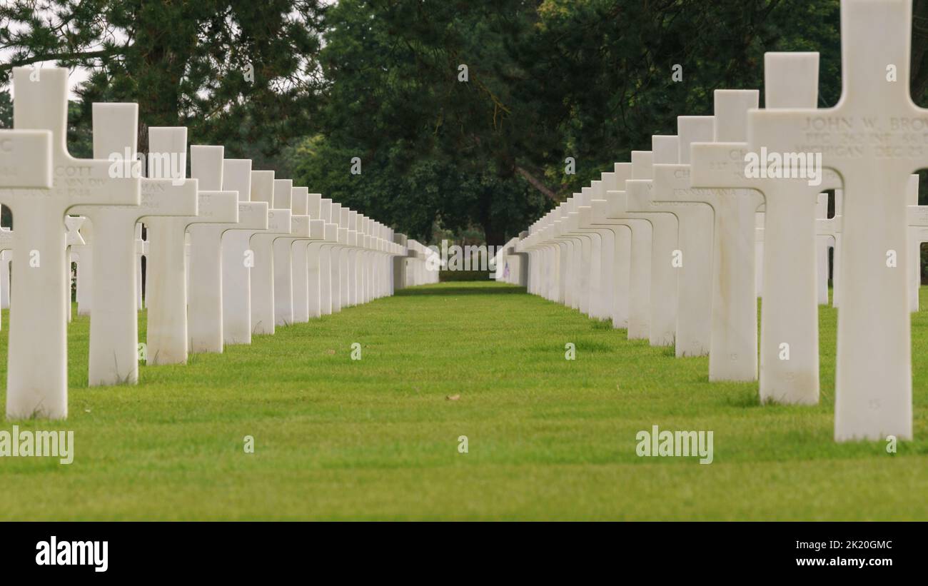 File di croci bianche di soldati americani caduti al cimitero di guerra americano a Omaha Beach Cimetiere Americain, Colleville-sur-Mer, Normandia, Francia Foto Stock