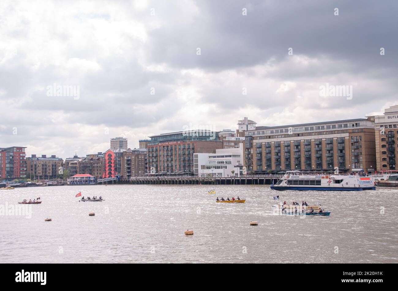 La Great River Race, la maratona fluviale da Tower Hamlets a Richmond molti si sforzeranno di vincere il Challenge Trophy Foto Stock