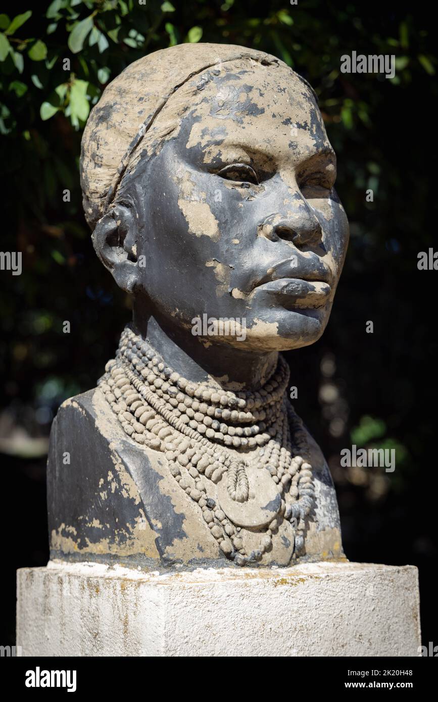 Busto di femmina africana di Manuel de Oliveira nel Giardino Botanico tropicale di Lisbona a Belém, Lisbona, Portogallo. 1940° Salone Mondiale Portoghese. Foto Stock