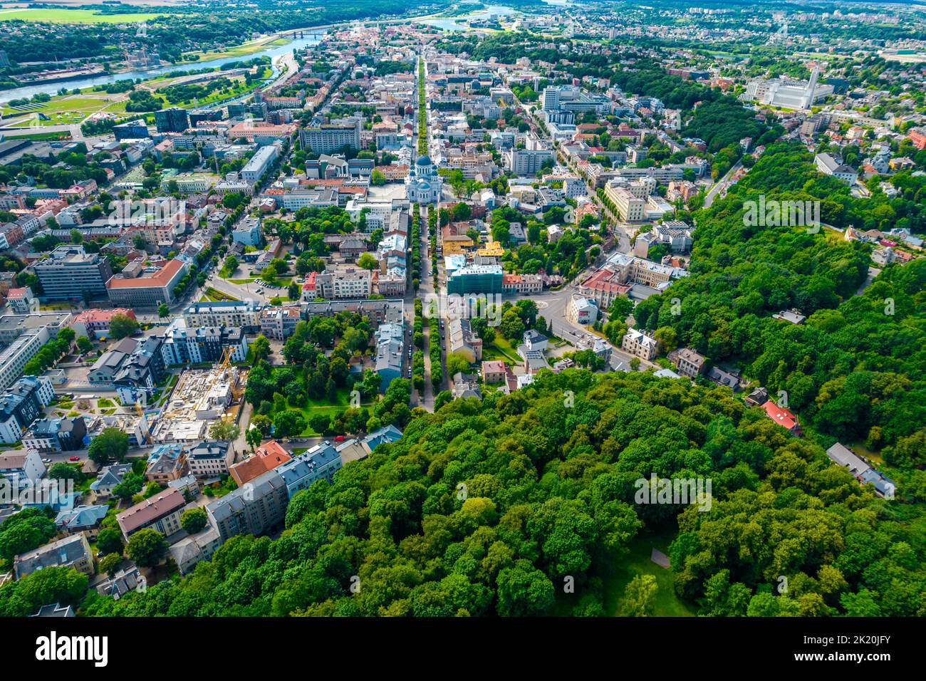 Il paesaggio aereo di Kaunas più nuovo centro della città e Laisves Aleja, letteralmente Liberty Boulevard o Liberty Avenue, è una strada pedonale prominente Foto Stock