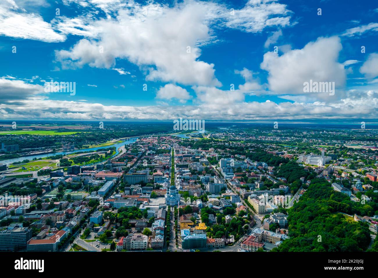 Il paesaggio aereo di Kaunas più nuovo centro della città e Laisves Aleja, letteralmente Liberty Boulevard o Liberty Avenue, è una strada pedonale prominente Foto Stock