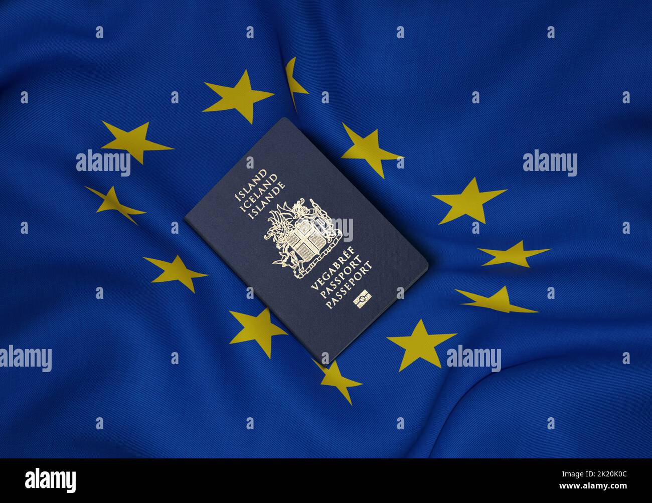 Passaporto islandese sulla bandiera dell'Unione europea, i passaporti islandesi sono rilasciati ai cittadini islandesi per viaggi internazionali. Foto Stock