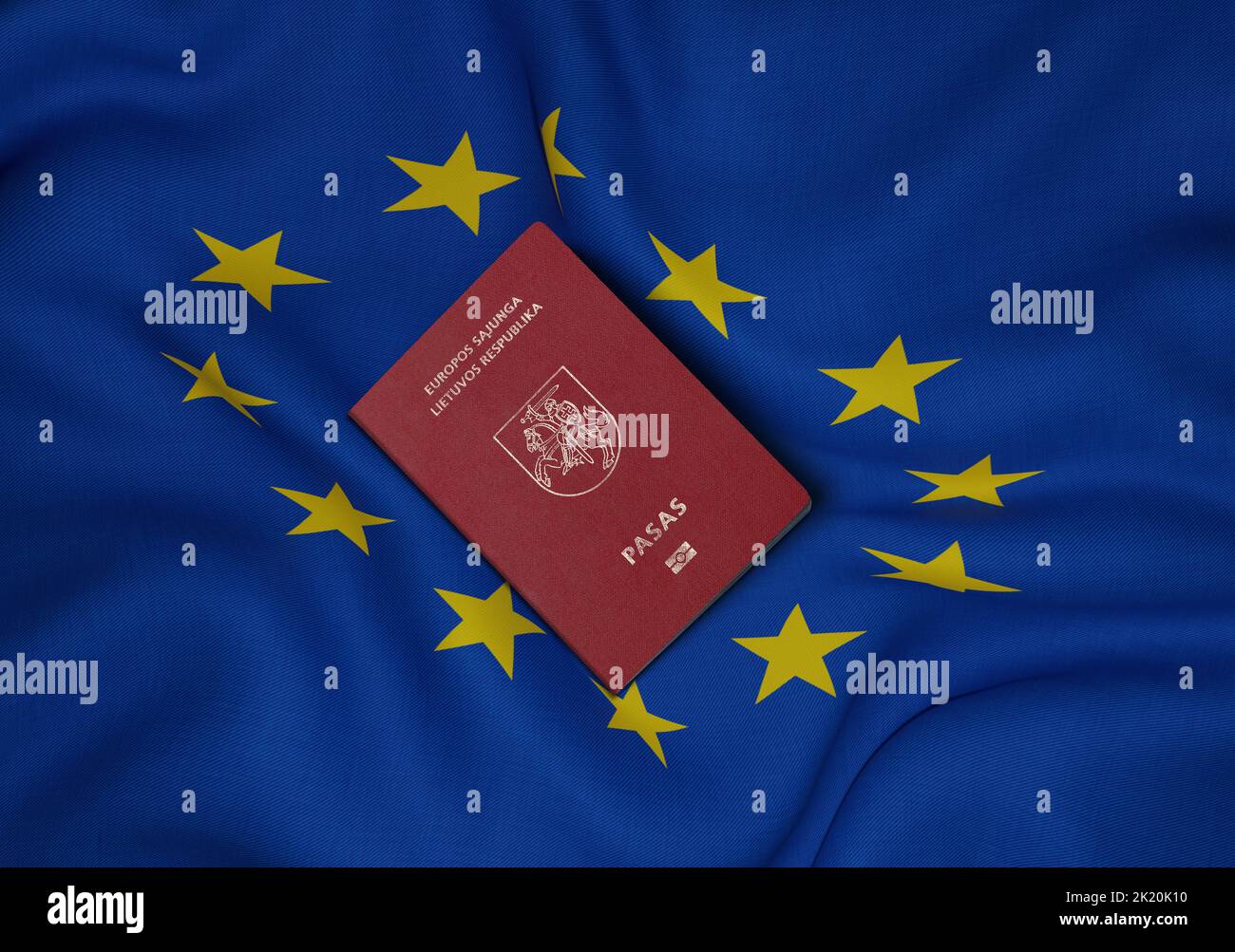 Passaporto lituano sulla bandiera dell'Unione europea, il passaporto lituano è un documento ufficiale, rilasciato esclusivamente ai cittadini lituani per essere in possesso Foto Stock