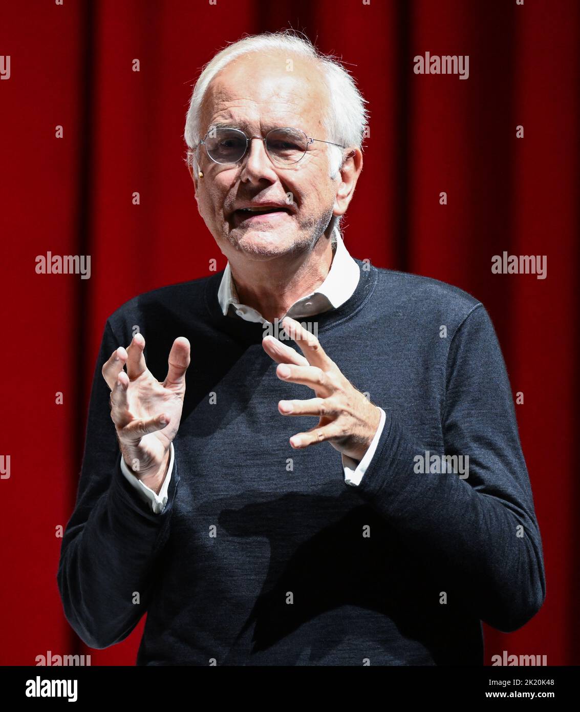 Stoccarda, Germania. 21st Set, 2022. Il intrattenitore e attore Harald Schmidt, ha registrato durante il suo show dal titolo 'Spielplananalise 22/23' presso lo Schauspielhaus. Nell'esposizione, Schmidt commenta il nuovo programma di Schauspiel Stuttgart con una lingua ironica e tagliente e una grande passione per il teatro. Credit: Bernd Weißbrod/dpa/Alamy Live News Foto Stock