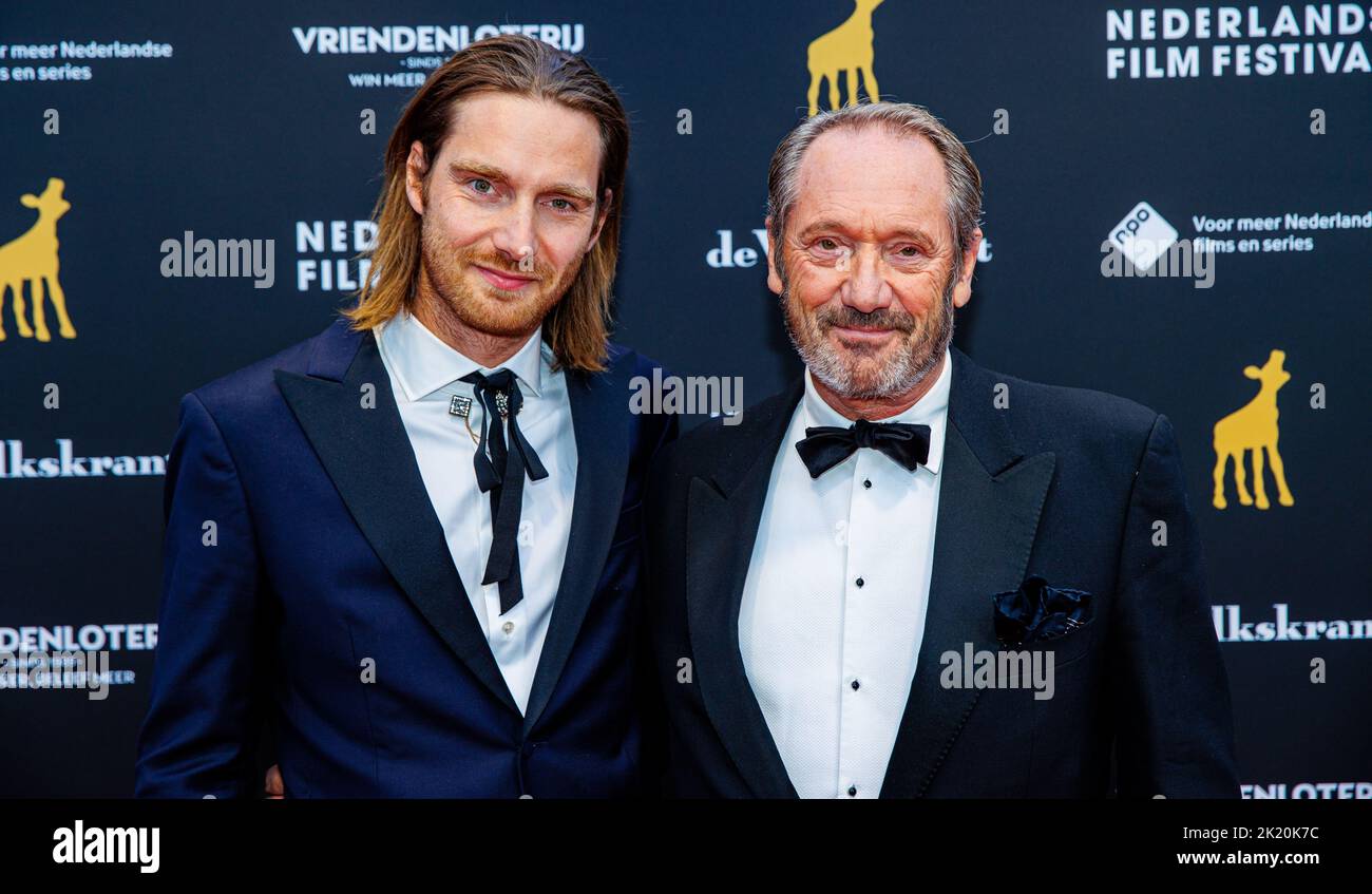 2022-09-21 18:33:04:19 AMSTERDAM - Gijs Scholten van Aschat (r) con il figlio sul tappeto rosso prima della prima del film di apertura Zee van Tijd al Festival del Cinema dei Paesi Bassi. ANP LEVIN DEN BOER olanda fuori - belgio fuori Foto Stock