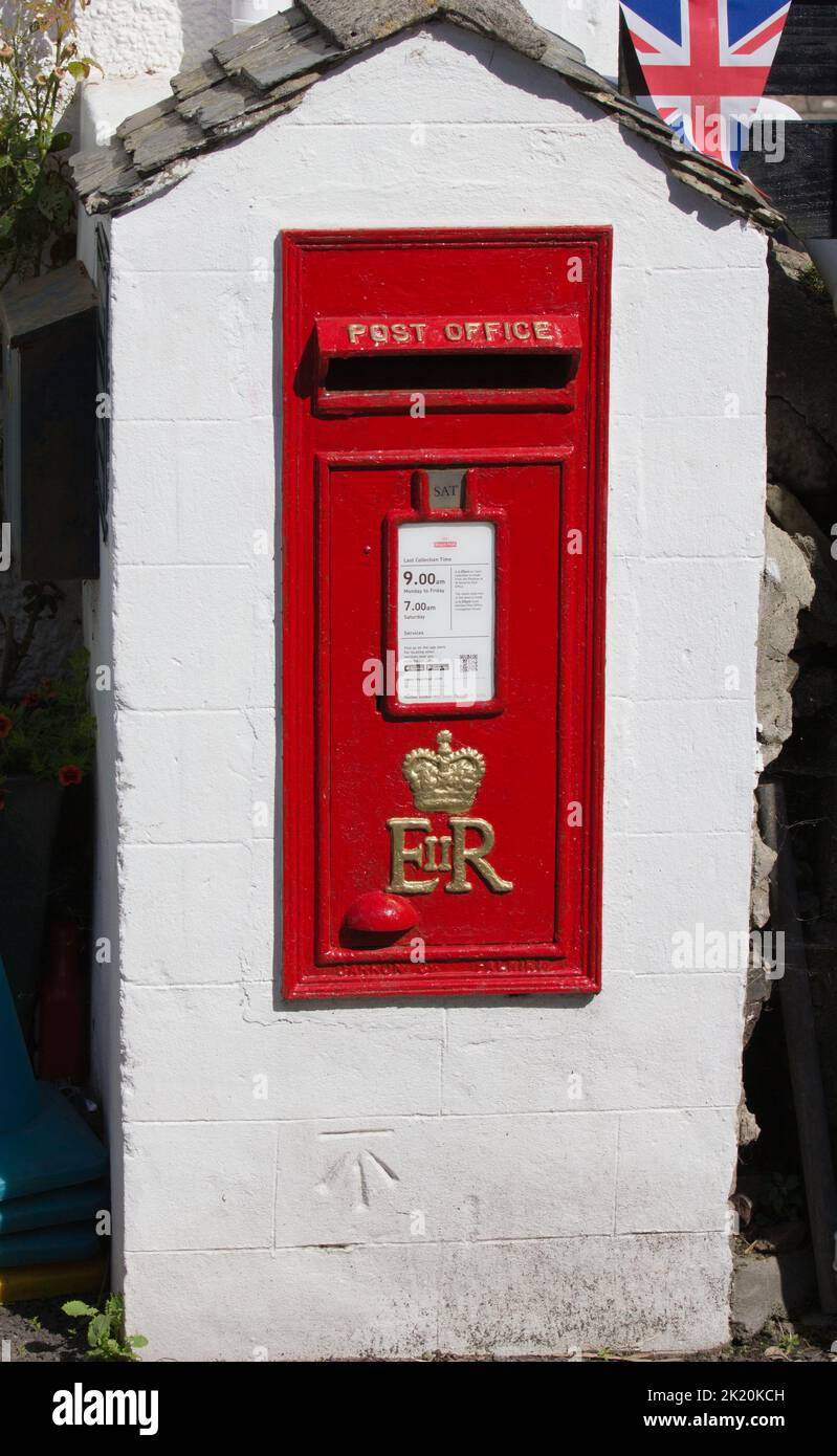 Casella postale dell'ufficio postale, Coverack, Cornovaglia. SIMBOLO ER. E Union Flag. Realizzato presso le opere Carron, Falkirk, Scozia. Foto Stock