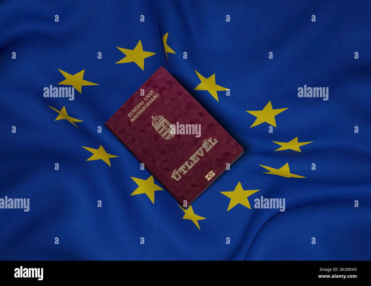 Passaporto ungherese con bandiera dell'Unione europea in background, i passaporti ungheresi sono rilasciati ai cittadini ungheresi per i viaggi internazionali dalla centrale Foto Stock