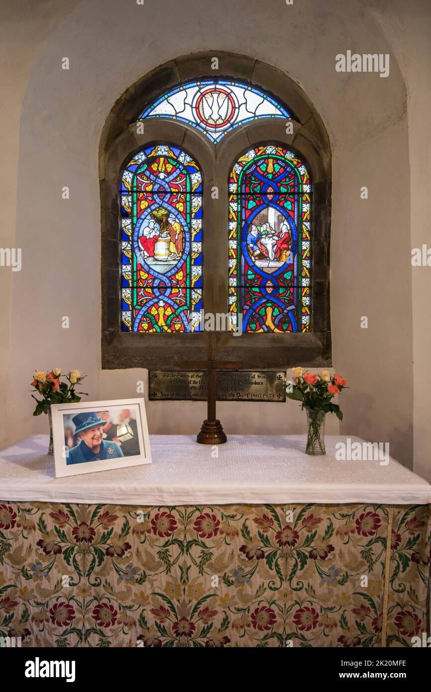 St Leonard's è una graziosa e storica chiesa nella frazione di Chapel le dale, Yorkshire Dales National Park. Ha belle vetrate colorate. Foto Stock