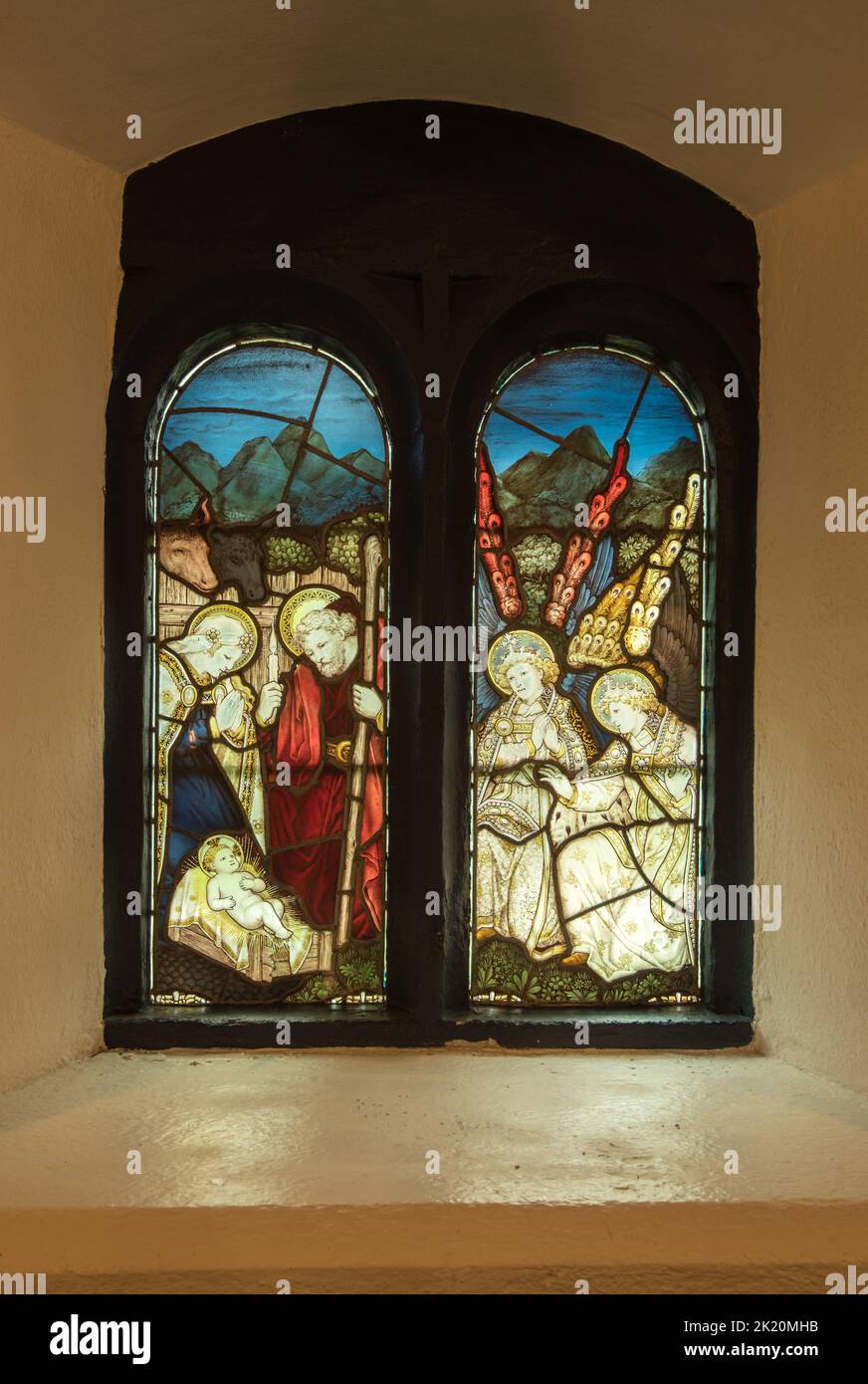 St Leonard's è una graziosa e storica chiesa nella frazione di Chapel le dale, Yorkshire Dales National Park. Ha belle vetrate colorate. Foto Stock
