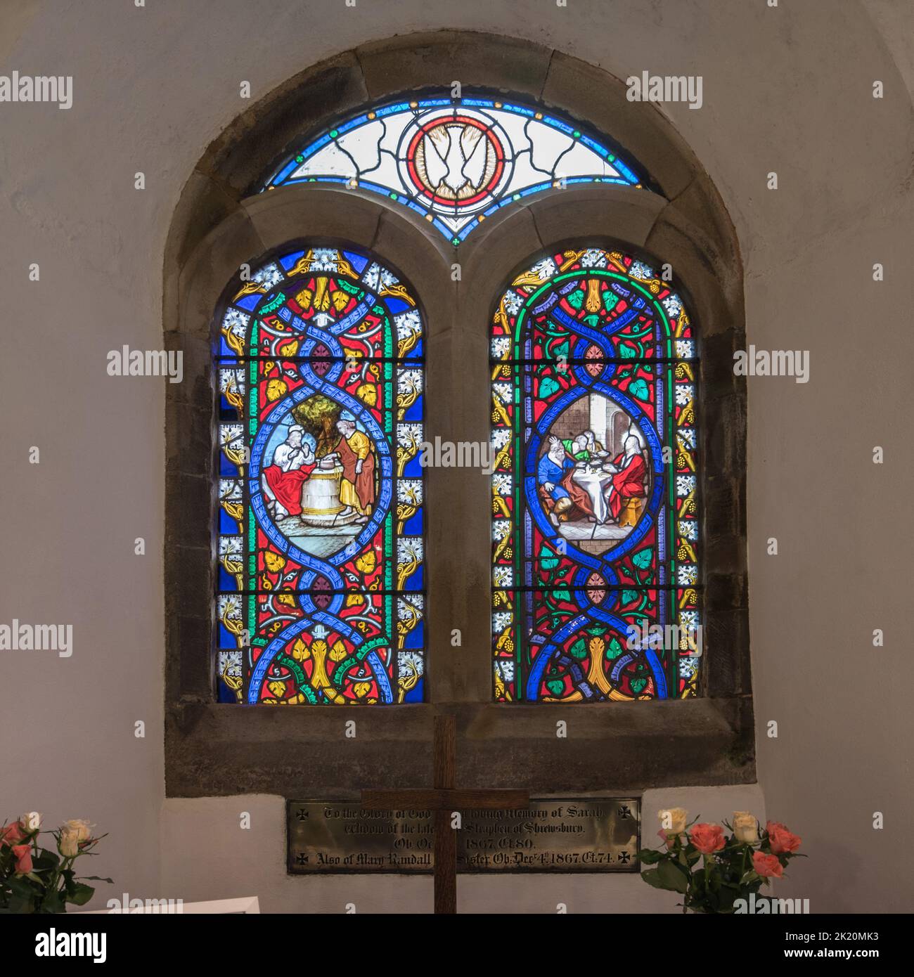 St Leonard's è una graziosa e storica chiesa nella frazione di Chapel le dale, Yorkshire Dales National Park. Ha belle vetrate colorate. Foto Stock