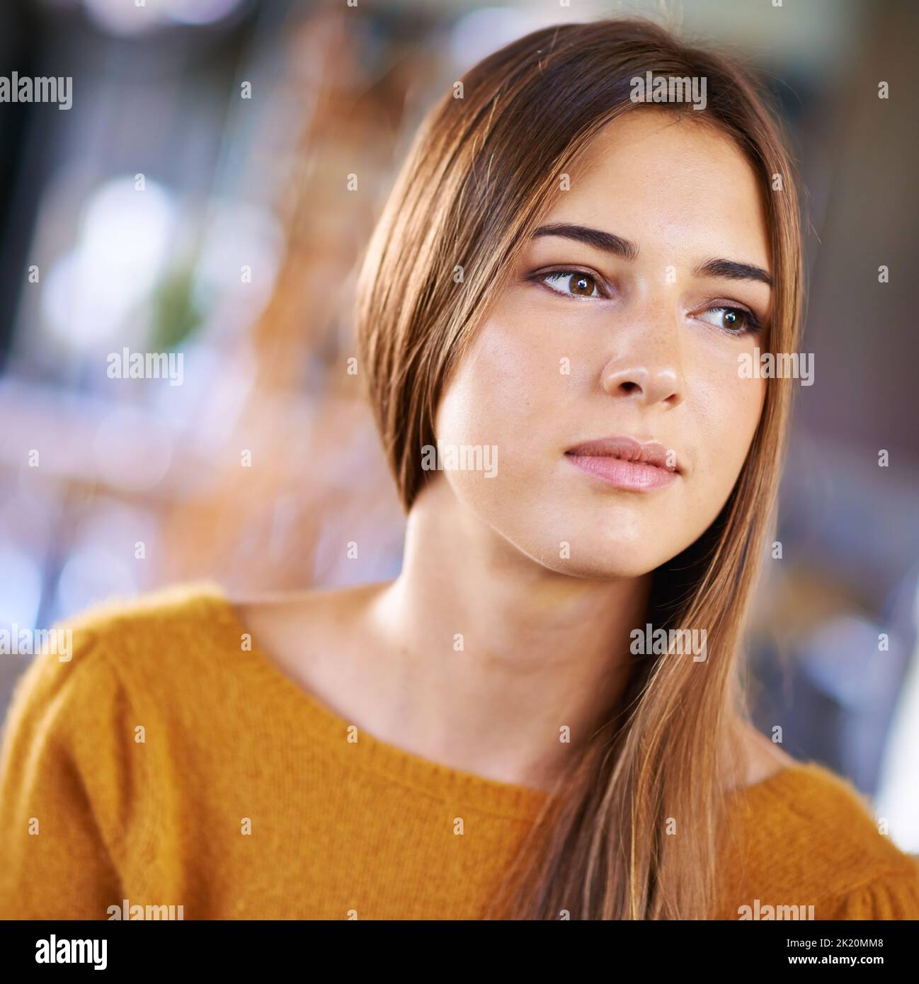 Contemplare i suoi piani per il fine settimana. Una giovane donna dentro la sua casa. Foto Stock