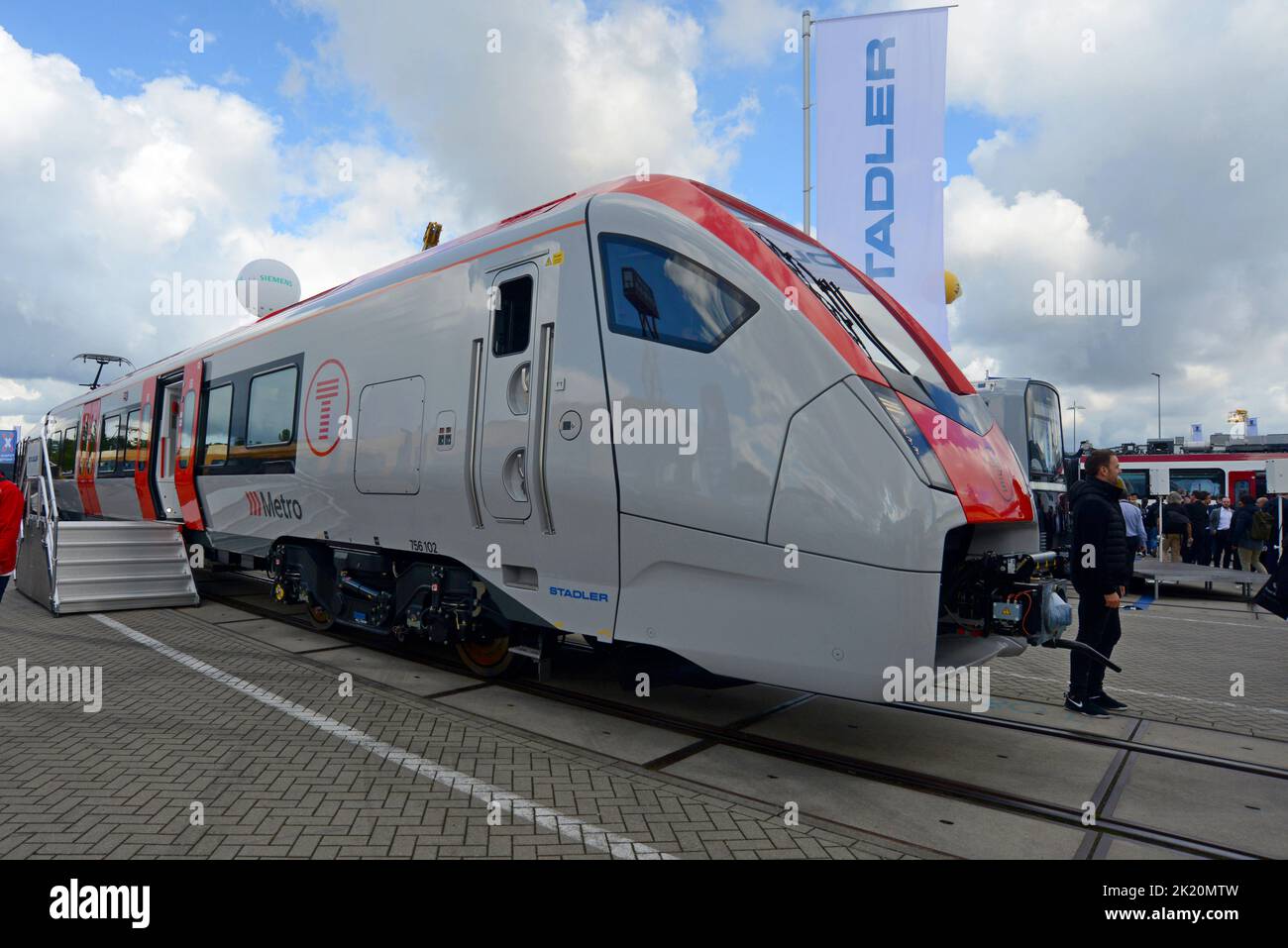 Berlino, Germania, 21st settembre 2022. Stadler, produttore di treni, ha presentato ufficialmente il suo trenino 'Flirt' Classe 756 Tri MODE costruito per il trasporto per il Galles alla fiera internazionale dei trasporti, Innotrans, a Berlino. La combinazione di treni diesel, elettrici aerei e a batteria sarà utilizzata sui percorsi a valle tra Barry, Penarth, Bridgend e Rhymney/Coryton. I 24 treni saranno dotati di aria condizionata in tutto l'edificio, schermi informativi per i passeggeri più grandi, spazio per sei biciclette e imbarco a livello per assistere gli utenti di sedie a rotelle. G.P.Essex/Alamy Live News Foto Stock