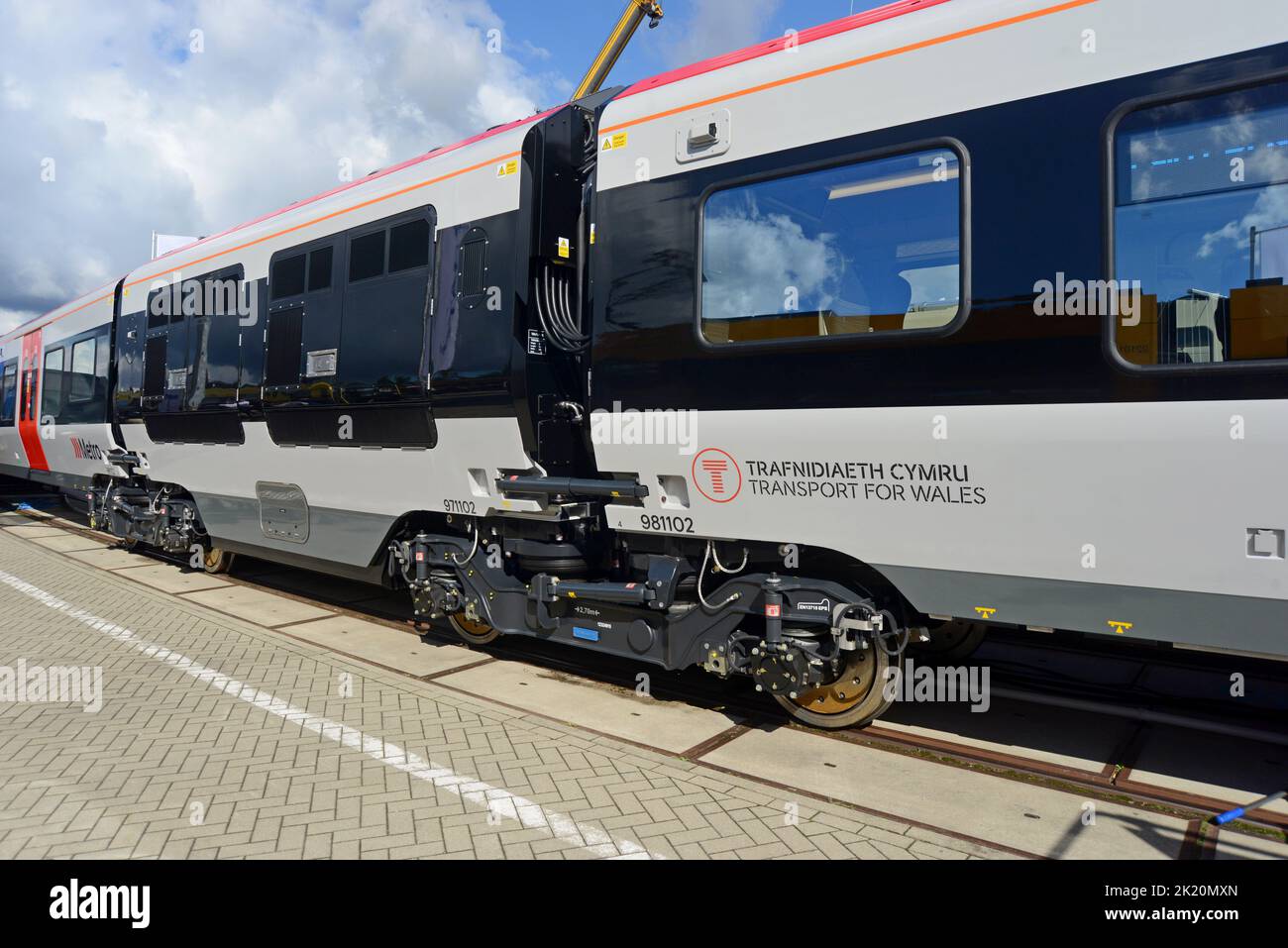 Berlino, Germania, 21st settembre 2022. Stadler, produttore di treni, ha presentato ufficialmente il suo trenino 'Flirt' Classe 756 Tri MODE costruito per il trasporto per il Galles alla fiera internazionale dei trasporti, Innotrans, a Berlino. La combinazione di treni diesel, elettrici aerei e a batteria sarà utilizzata sui percorsi a valle tra Barry, Penarth, Bridgend e Rhymney/Coryton. I 24 treni saranno dotati di aria condizionata in tutto l'edificio, schermi informativi per i passeggeri più grandi, spazio per sei biciclette e imbarco a livello per assistere gli utenti di sedie a rotelle. G.P.Essex/Alamy Live News Foto Stock