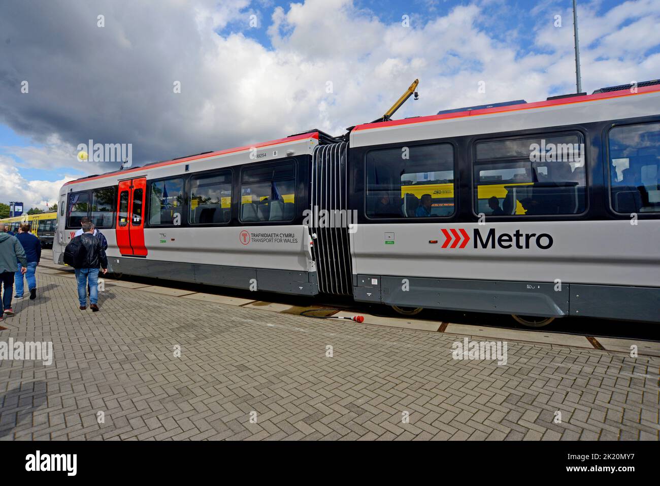 Berlino, Germania, 21st settembre 2022. Il produttore di treni Stadler ha presentato ufficialmente il tram Citylink di classe 398 costruito per il trasporto del Galles alla fiera internazionale dei trasporti Innotrans di Berlino. I tram 36 3 opereranno a batteria e a soffitto sulle rotte Merthyr Tydfil, Aberdare e Treherbert, con predisposizione per il funzionamento su strada, probabilmente nella baia di Cardiff . Includono spazi per biciclette e sedie a rotelle e prese di corrente a tutti i posti, con imbarco a livello per assistere gli utenti di sedie a rotelle. Le prime tre unità sono state consegnate nel Regno Unito per te Foto Stock