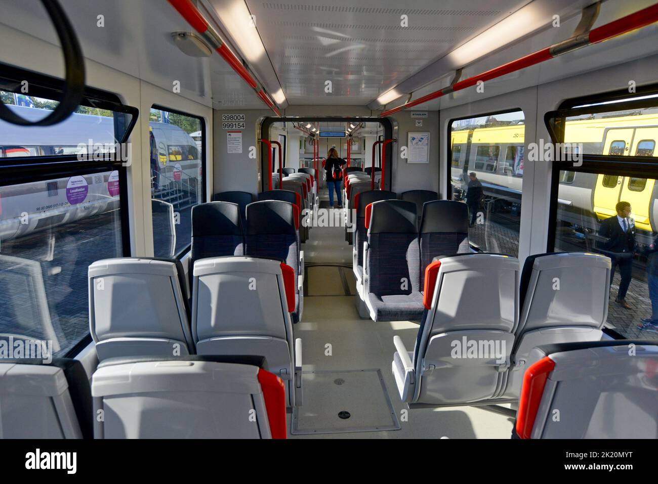 Berlino, Germania, 21st settembre 2022. Il produttore di treni Stadler ha presentato ufficialmente il tram Citylink di classe 398 costruito per il trasporto del Galles alla fiera internazionale dei trasporti Innotrans di Berlino. I tram 36 3 opereranno a batteria e a soffitto sulle rotte Merthyr Tydfil, Aberdare e Treherbert, con predisposizione per il funzionamento su strada, probabilmente nella baia di Cardiff . Includono spazi per biciclette e sedie a rotelle e prese di corrente a tutti i posti, con imbarco a livello per assistere gli utenti di sedie a rotelle. Le prime tre unità sono state consegnate nel Regno Unito per te Foto Stock