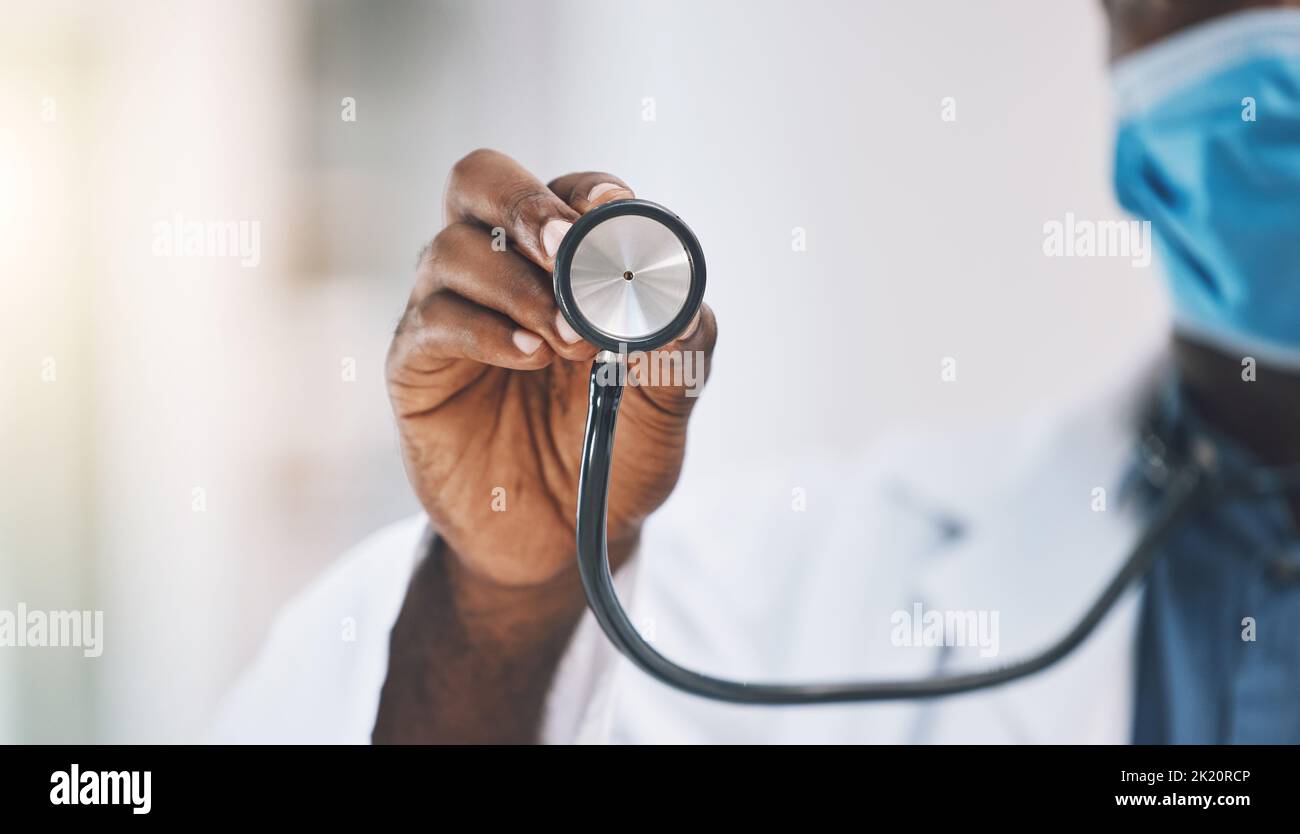 Assistenza sanitaria, medico e medici mano con stetoscopio in mano di infermiere per il battito cardiaco o la respirazione in ospedale ufficio. Medicina, assicurazione e. Foto Stock