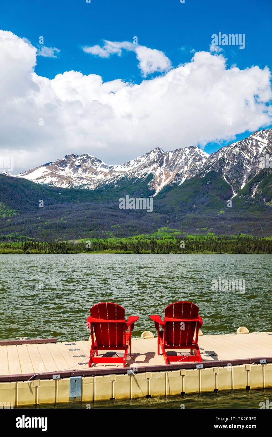 Sedie del molo e dell'Adirondack; lago Pyramid; Jasper National Park; Alberta; Canada Foto Stock