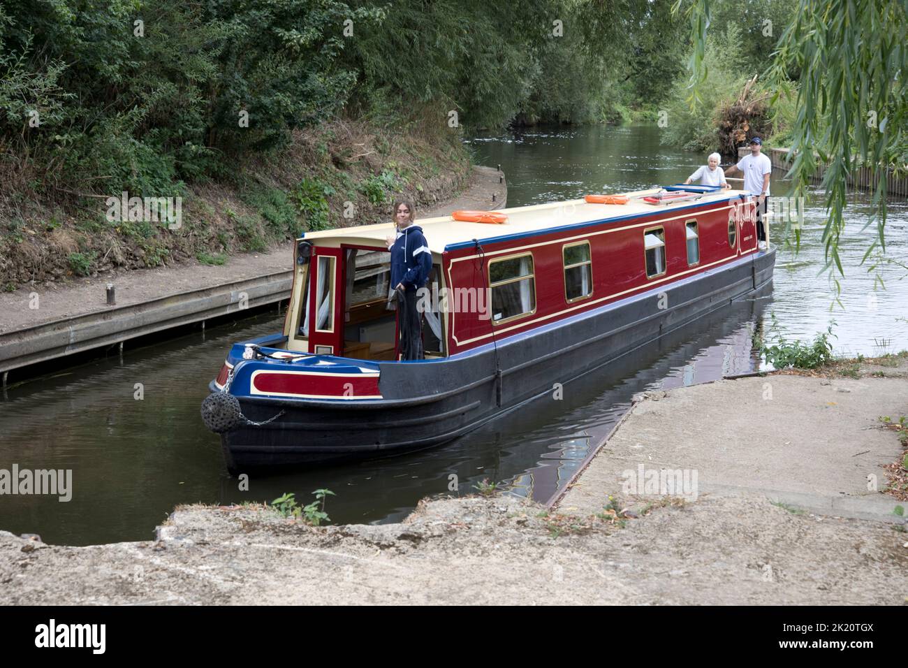 La famiglia si diverte a bordo di un battello a narrowboat sul fiume Avon Warwickshire, Regno Unito Foto Stock