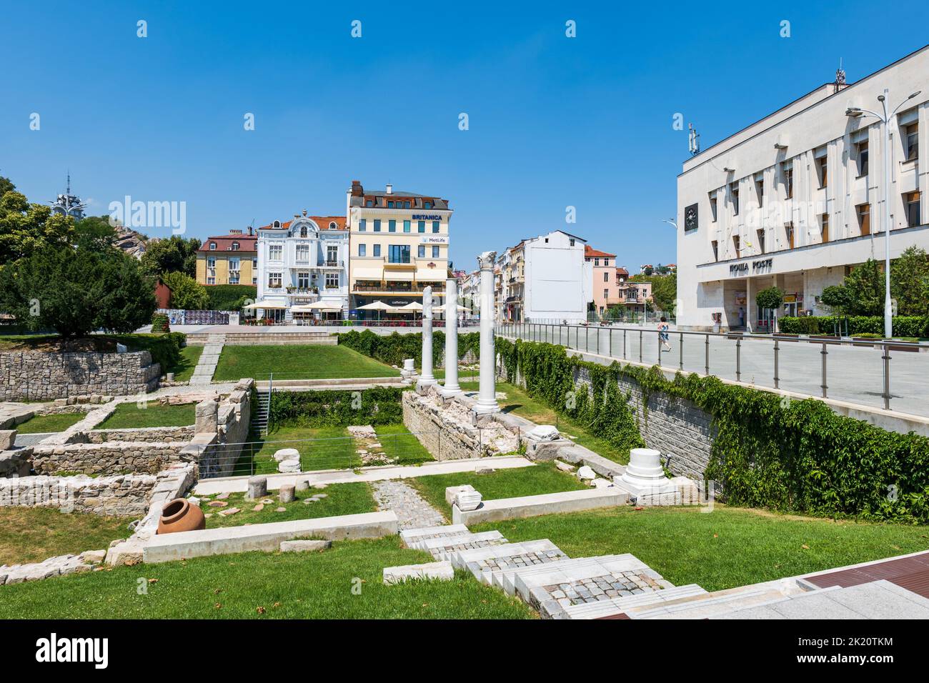 Plovdiv, Bulgaria - 2022 agosto: Plovdiv vista centro città in Bulgaria. Rovine dell'antica filippopoli nella piazza centrale di Plovdiv, Bulgaria Foto Stock