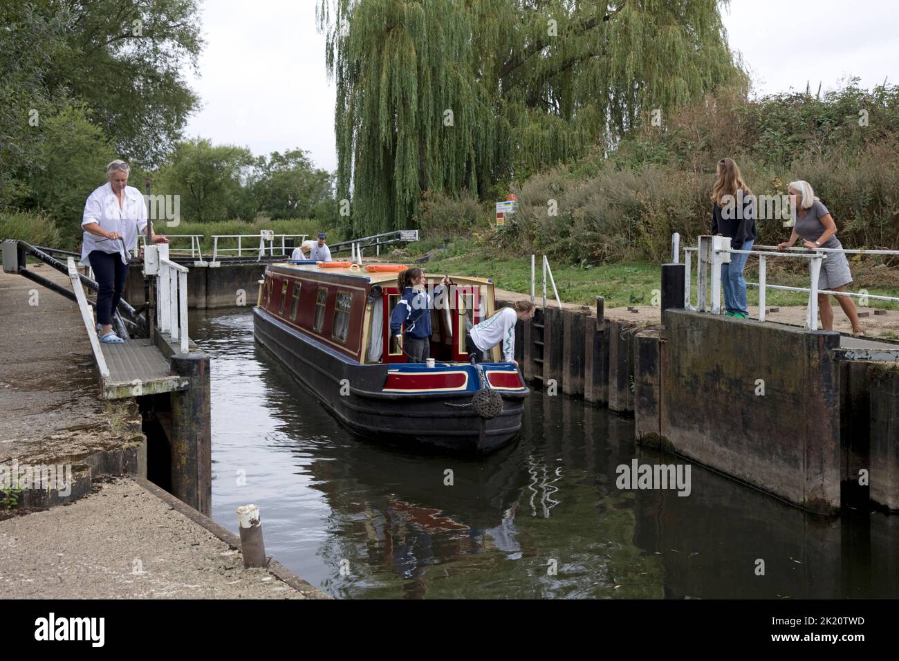 La famiglia si diverte a bordo di un battello a narrowboat sul fiume Avon Warwickshire, Regno Unito Foto Stock