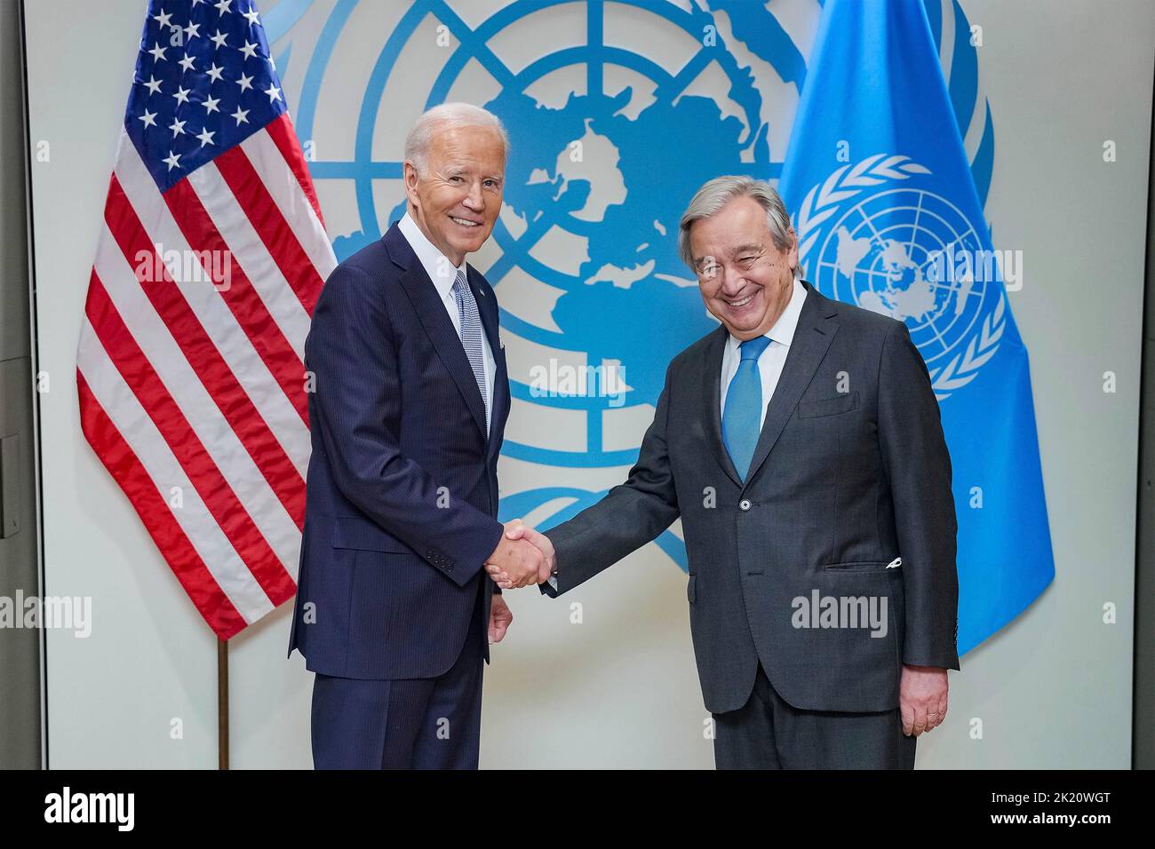 New York City, Stati Uniti. 21st Set, 2022. Il presidente degli Stati Uniti Joe Biden frena le mani con il segretario generale delle Nazioni Unite Antonio Guterres prima del loro incontro bilaterale a margine della 77th sessione dell'Assemblea generale delle Nazioni Unite, 21 settembre 2022, a New York City. Credit: Adam Schultz/White House Photo/Alamy Live News Foto Stock