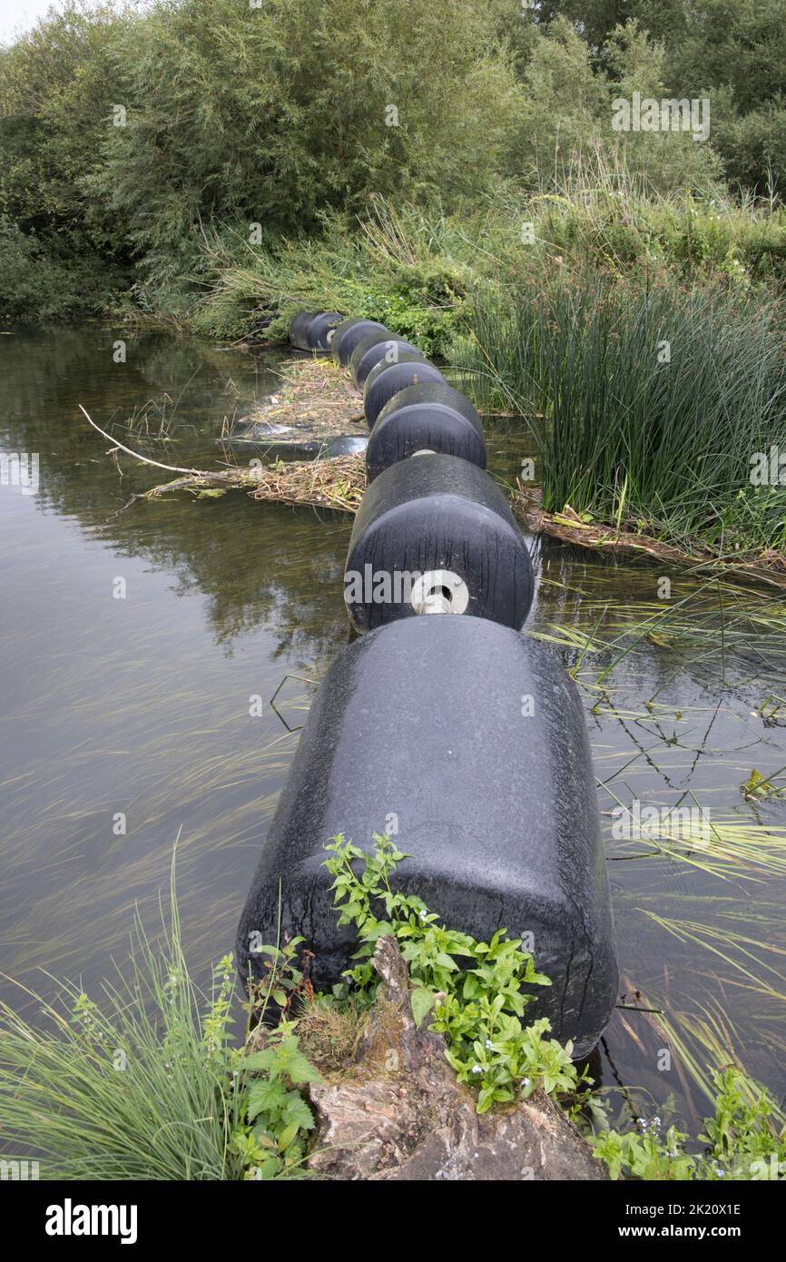 Barriera di sicurezza galleggiante River Avon Foto Stock