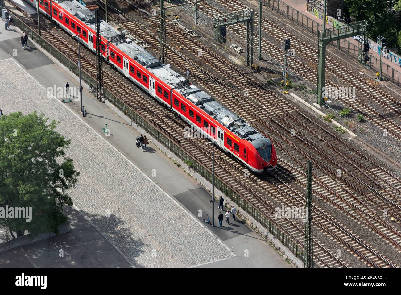 Treno regionale della Deutsche Bahn con partenza dalla stazione centrale di Colonia, Germania Foto Stock