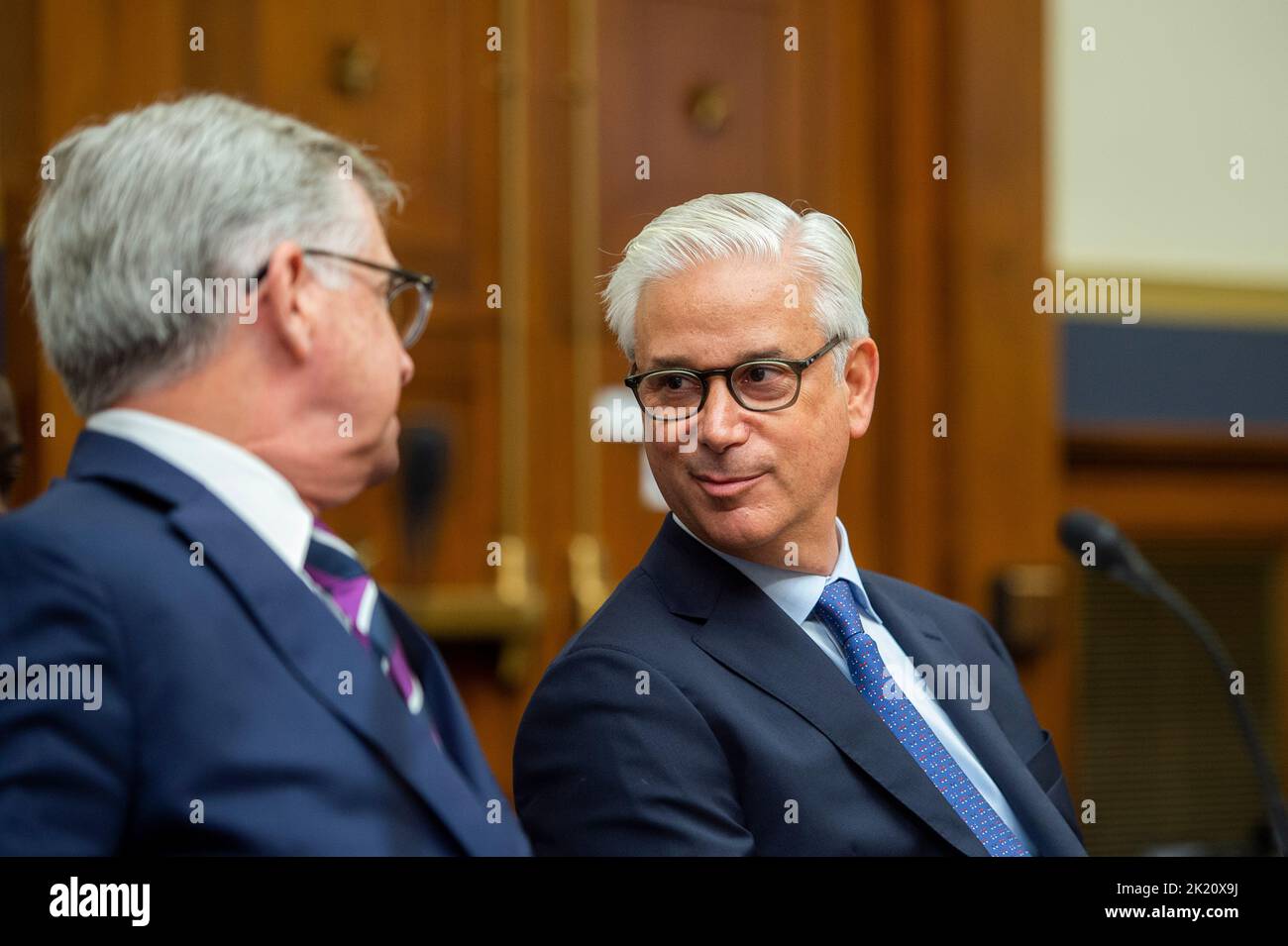 Washington, Stati Uniti d'America. 21st Set, 2022. William Rogers Jr., Presidente e CEO di Truist Financial Corporation, ha lasciato il gruppo, ha parlato con Charles Scharf, Presidente e CEO, Wells Fargo & Company, a destra, mentre arrivano per un House Committee on Financial Services, sentendo “Holding Megabanks Acktable: Supervisione delle più grandi banche americane di fronte ai consumatori” nel Rayburn House Office Building di Washington, DC, mercoledì 21 settembre 2022. Credit: Rod Lammey/CNP/Sipa USA Credit: Sipa USA/Alamy Live News Foto Stock