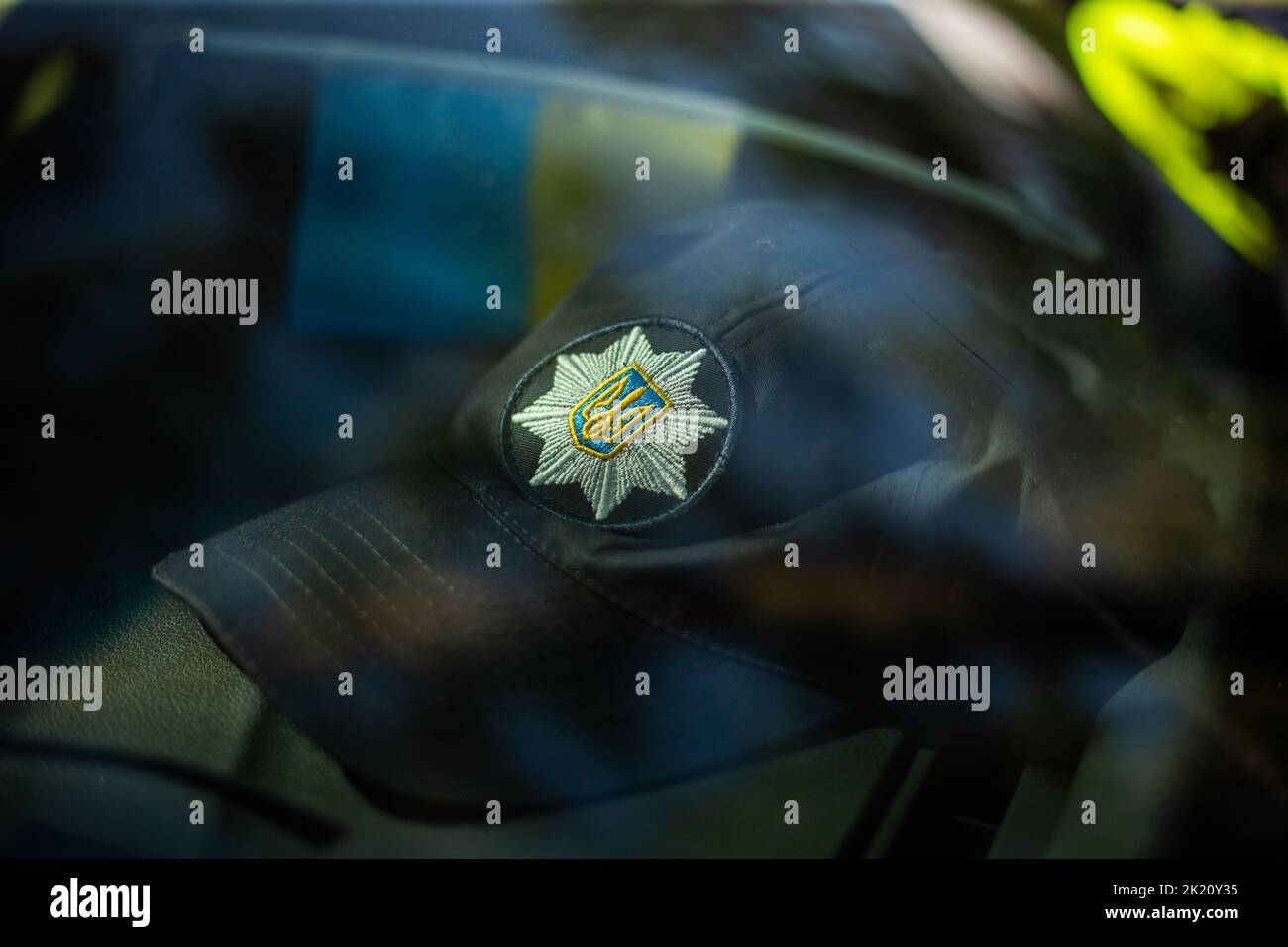 Cappello del poliziotto ucraino con segno di polizia in vagone ucraino e logo del dipartimento di polizia Foto Stock
