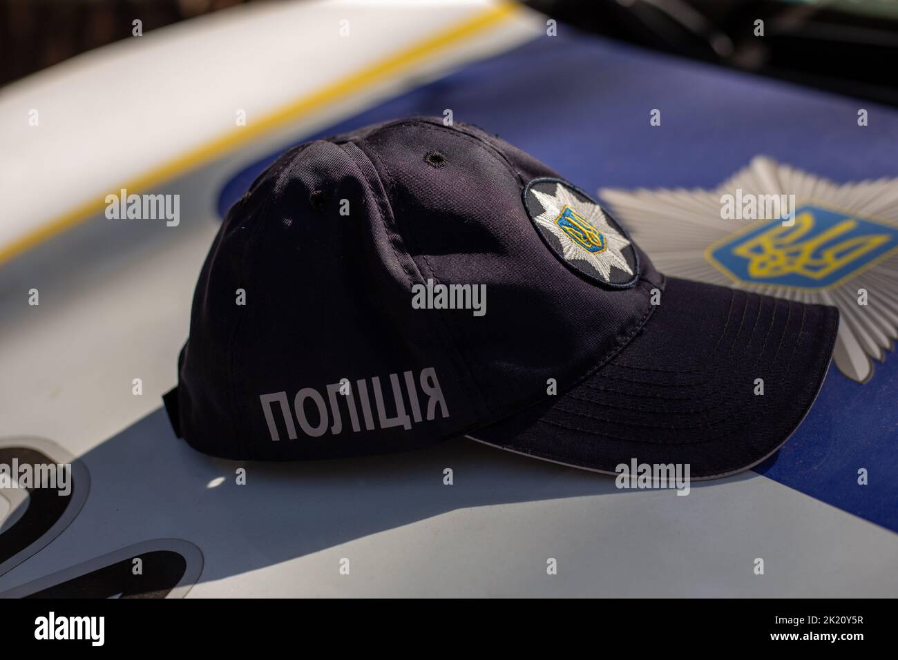 Cappello del poliziotto ucraino con segno di polizia in vagone ucraino e logo del dipartimento di polizia Foto Stock
