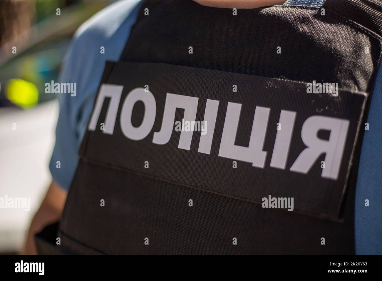 Armatura del corpo del poliziotto ucraino con segno di polizia in vagone ucraino Foto Stock