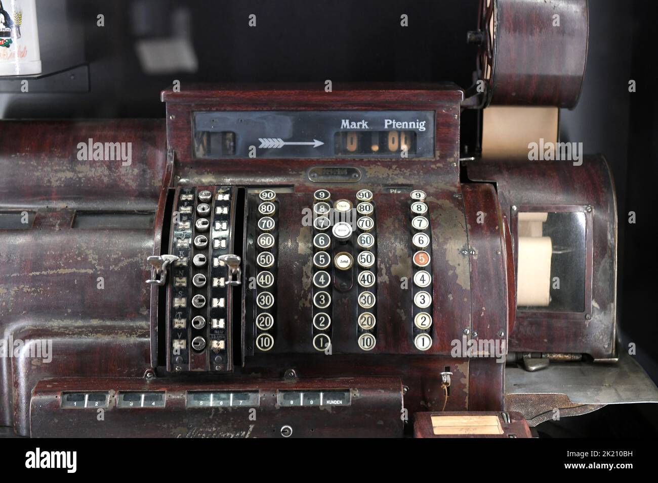 Vecchio registratore di cassa con vecchia valuta tedesca D-Mark e Pfennig Foto Stock