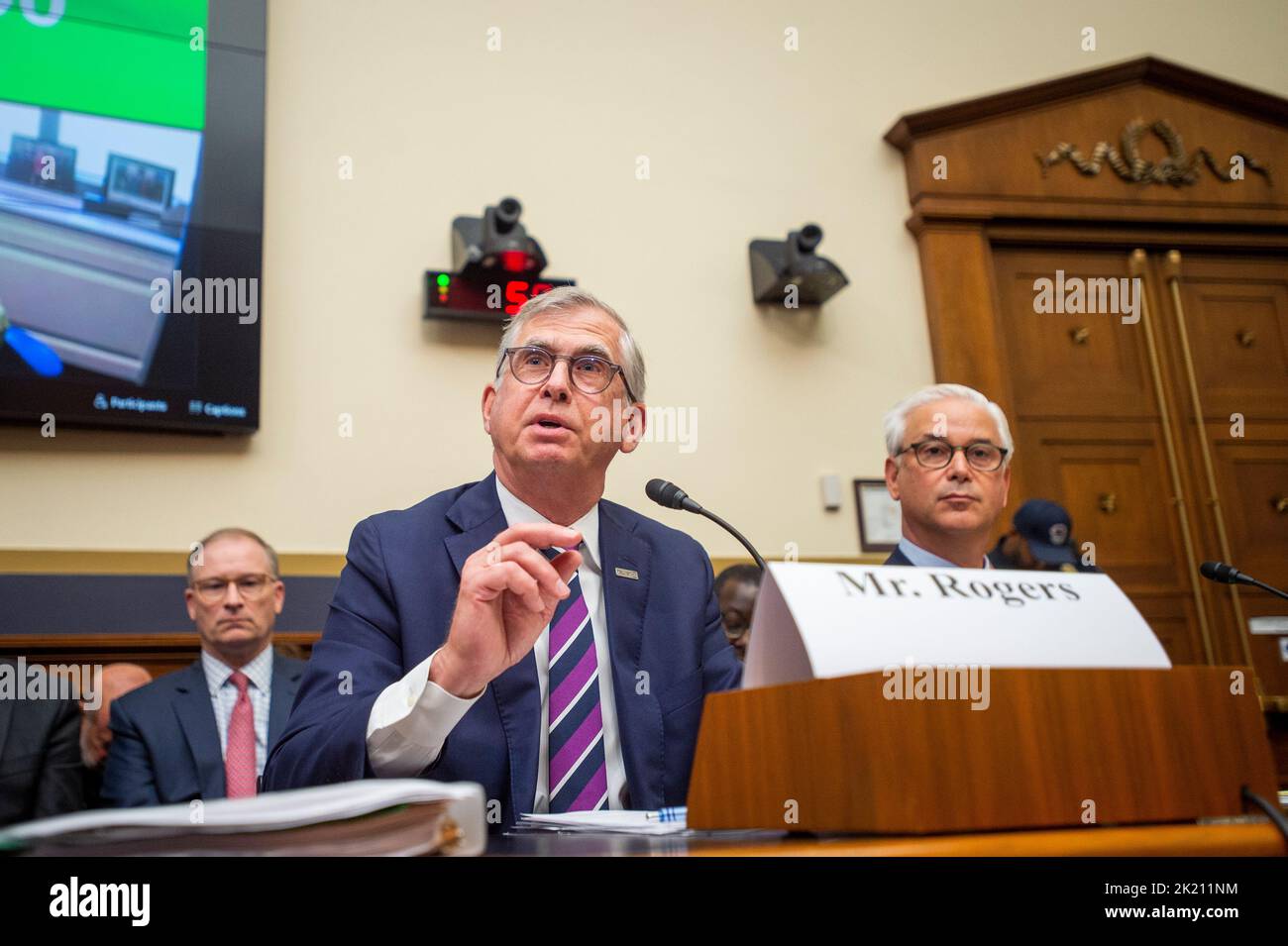 Washington, Stati Uniti d'America. 21st Set, 2022. Charles Scharf, presidente e CEO, Wells Fargo & Company, a destra, ascolta mentre William Rogers Jr., presidente e CEO, Truist Financial Corporation, a sinistra, risponde alle domande durante un Comitato della Camera dei servizi finanziari sentendo “Holding Megabanks Acktable: Supervisione delle più grandi banche americane di fronte ai consumatori” nel Rayburn House Office Building di Washington, DC, mercoledì 21 settembre 2022. Credit: Rod Lammey/CNP/Sipa USA Credit: Sipa USA/Alamy Live News Foto Stock