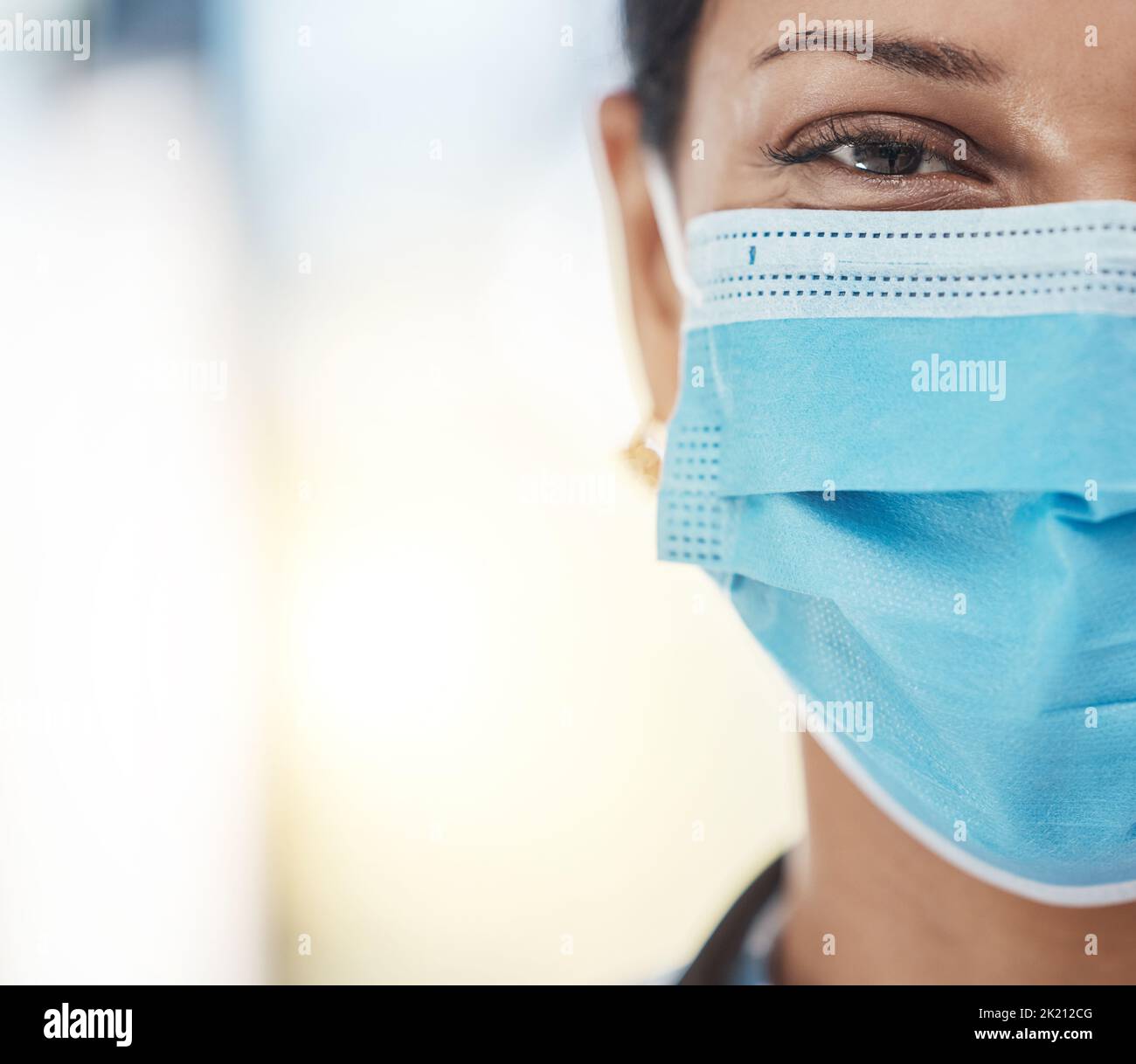 Covid, maschera medica e medico femminile con equipaggiamento di sicurezza per l'igiene, la protezione e l'assicurazione sanitaria in ospedale. Primo piano ritratto di donna Foto Stock