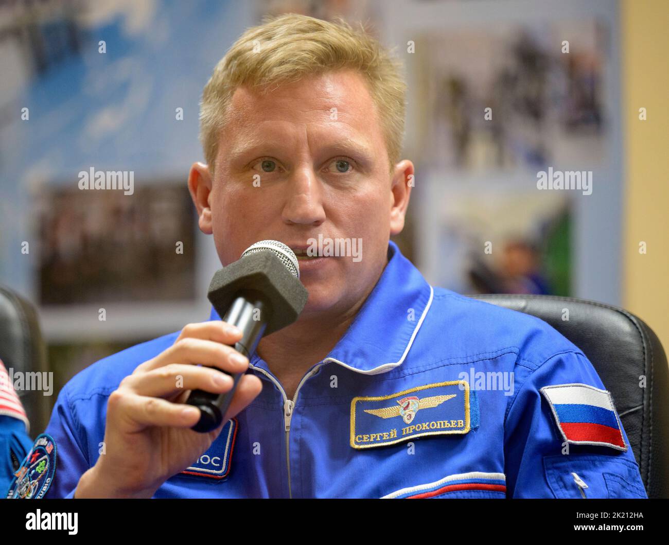 Baikonur, Kazakistan. 20/09/2022, spedizione 68 cosmonaut Sergey Prokopyev di Roscosmos è visto in quarantena, dietro vetro, durante una conferenza stampa, Martedì, 20 settembre 2022, presso il Cosmonaut Hotel a Baikonur, Kazakhstan. Prokopyev, Frank Rubio della NASA e Dmitri Petelin del Roscosmo sono previsti per il lancio alla Stazione spaziale Internazionale a bordo della navicella spaziale Soyuz MS-22 il 21 settembre 2022. Credito obbligatorio: Fattura Ingalls/NASA tramite CNP Foto Stock