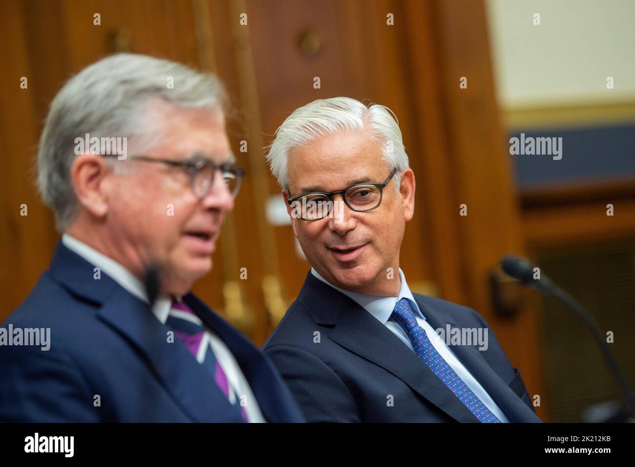 Washington, Stato di Vereinigte. 21st Set, 2022. William Rogers Jr., Presidente e CEO, Truist Financial Corporation, ha lasciato, ha parlato con Charles Scharf, Presidente e CEO, Wells Fargo & Company, a destra, quando arrivano per un House Committee on Financial Services che sente âHolding Megabanks responsabile: Supervisione di Americaâs più grande consumatore di fronte a Banksâ nel Rayburn House Office Building a Washington, DC, Mercoledì, 21 settembre 2022. Credit: Rod Lammey/CNP/dpa/Alamy Live News Foto Stock